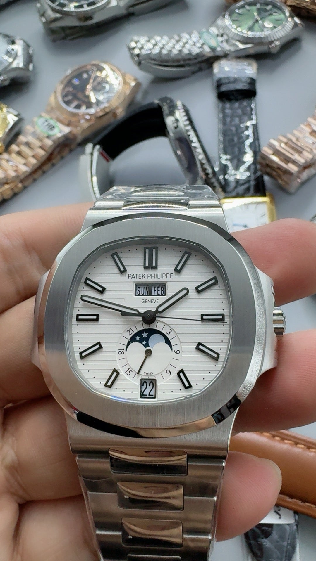 Patek Philippe Nautilus 5726 | 40.5MM | หน้าปัดสีขาวลายริ้ว | ปฏิทินประจำปี + ข้างขึ้นข้างแรม | กลไกอัตโนมัติ Cal.324 S QA LU 24H/303