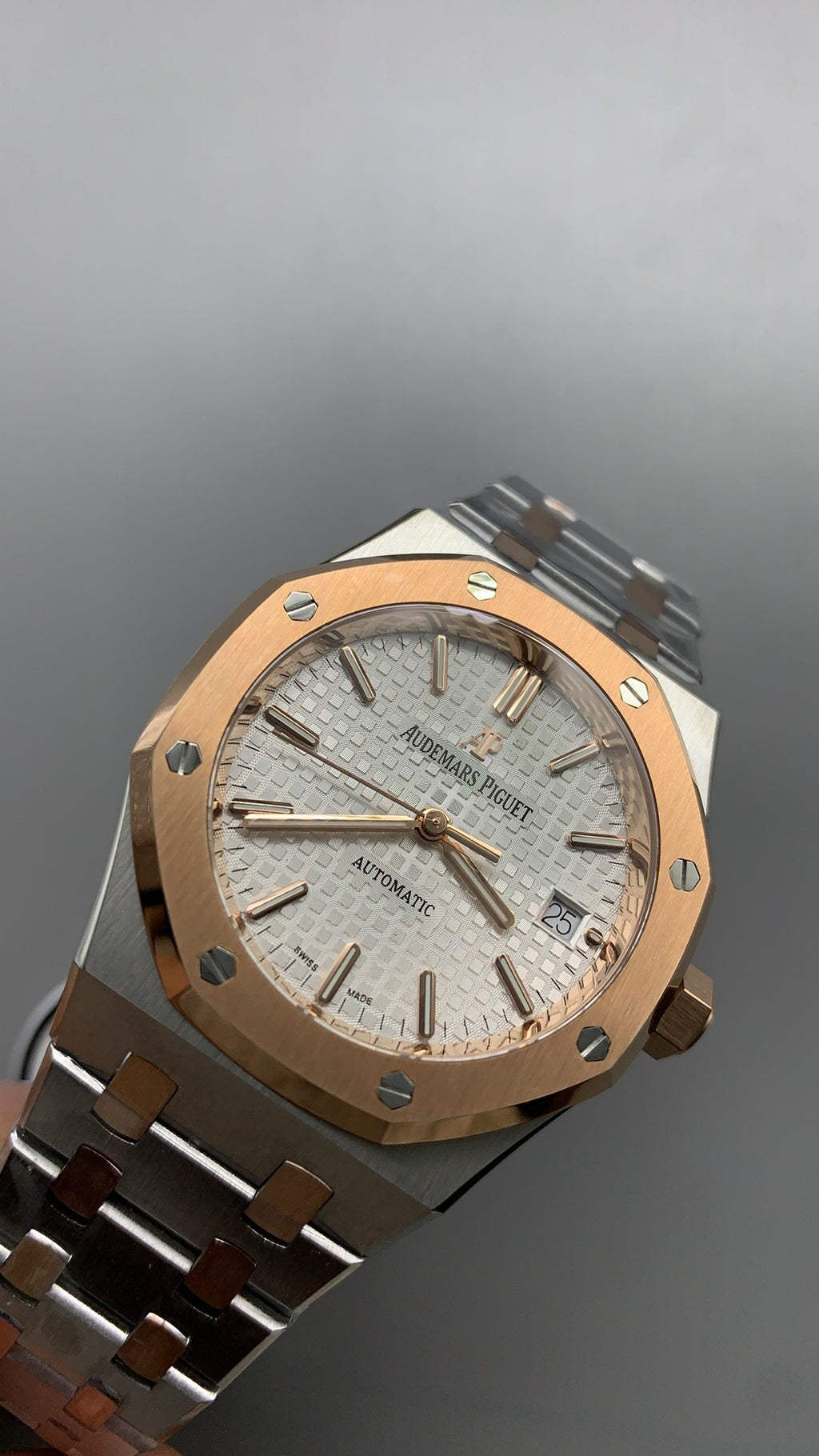 Audemars Piguet Royal Oak 15451SR | 37MM | ตัวเรือนทูโทนสแตนเลสสตีล+เคลือบสีโรสโกลด์แบบ PVD | หน้าปัดสีขาวประดับเพชร | กลไกอัตโนมัติ Cal.3120
