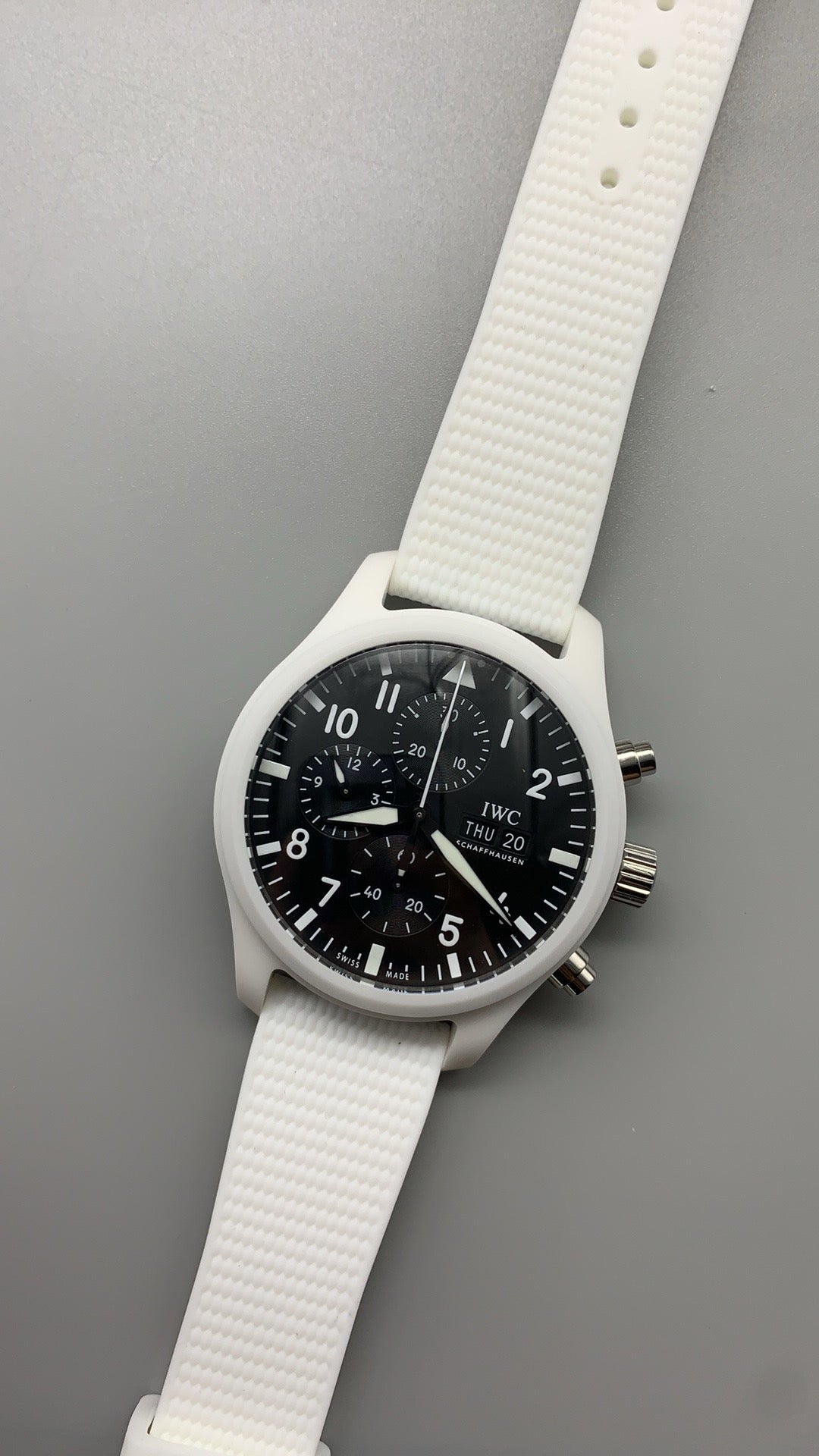 IWC Pilot's Watch Chronograph TOP GUN Lake Tahoe | 44.5MM | ตัวเรือนเซรามิกสีขาว | ฟังก์ชันจับเวลา | หน้าปัดสีดำ | สายยางสีขาว | กลไกอัตโนมัติ Cal.69380