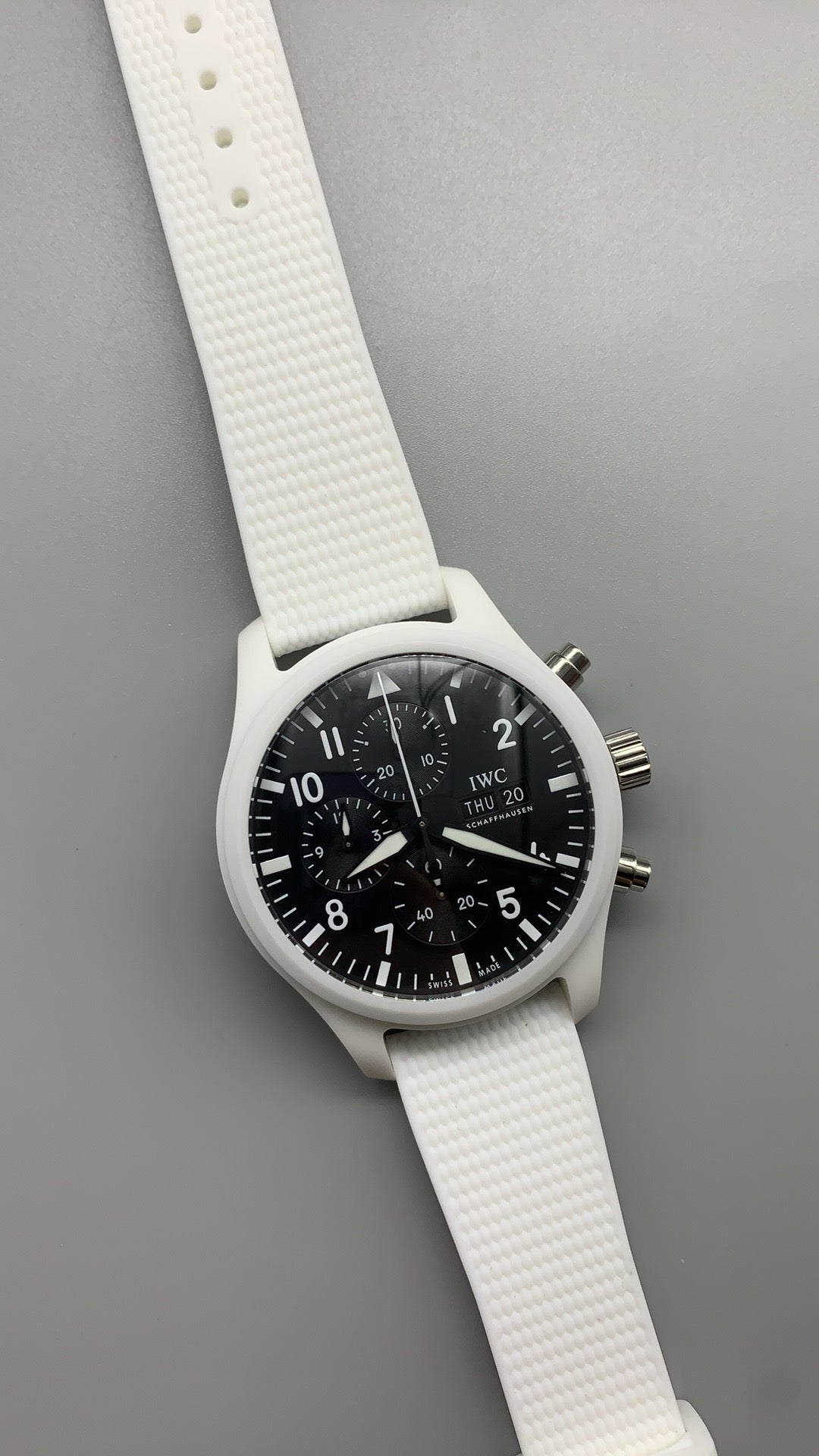 IWC Pilot's Watch Chronograph TOP GUN Lake Tahoe | 44.5MM | ตัวเรือนเซรามิกสีขาว | ฟังก์ชันจับเวลา | หน้าปัดสีดำ | สายยางสีขาว | กลไกอัตโนมัติ Cal.69380