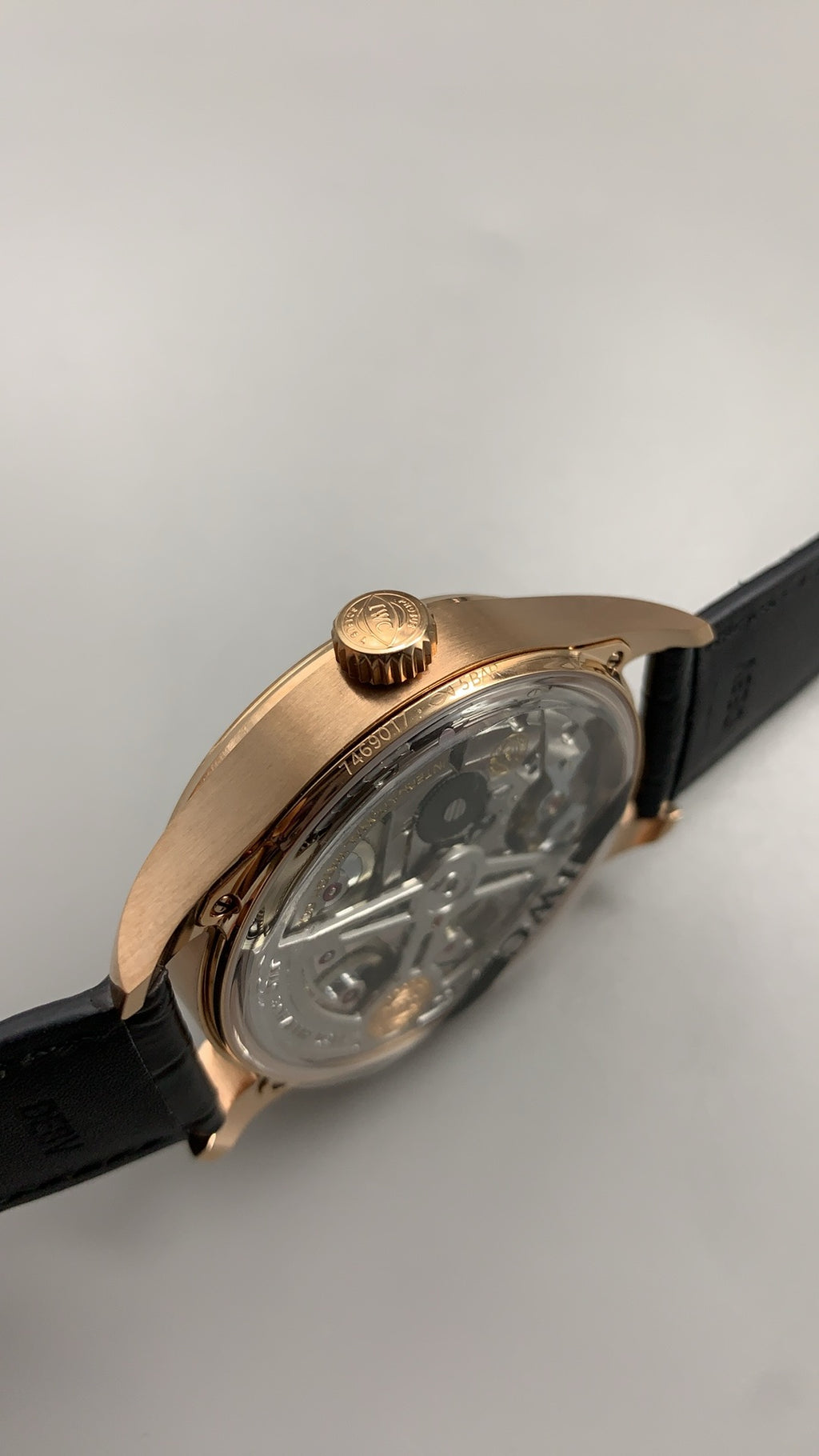 IWC Portugieser Automatic 7 Days | 42.3MM | ตัวเรือนโทนโรสโกลด์ | พลังงานสำรอง 7 วัน | หน้าปัดสีขาว | สายหนังจระเข้สีน้ำตาล | กลไกอัตโนมัติ Cal.52010