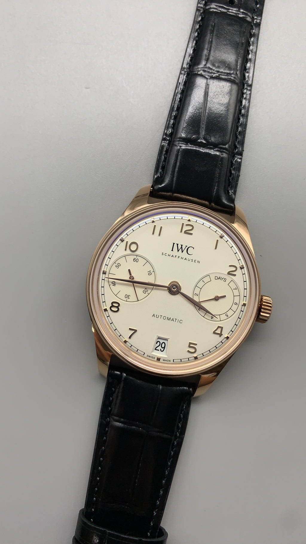 IWC Portugieser Automatic 7 Days | 42.3MM | ตัวเรือนโทนโรสโกลด์ | พลังงานสำรอง 7 วัน | หน้าปัดสีขาว | สายหนังจระเข้สีน้ำตาล | กลไกอัตโนมัติ Cal.52010