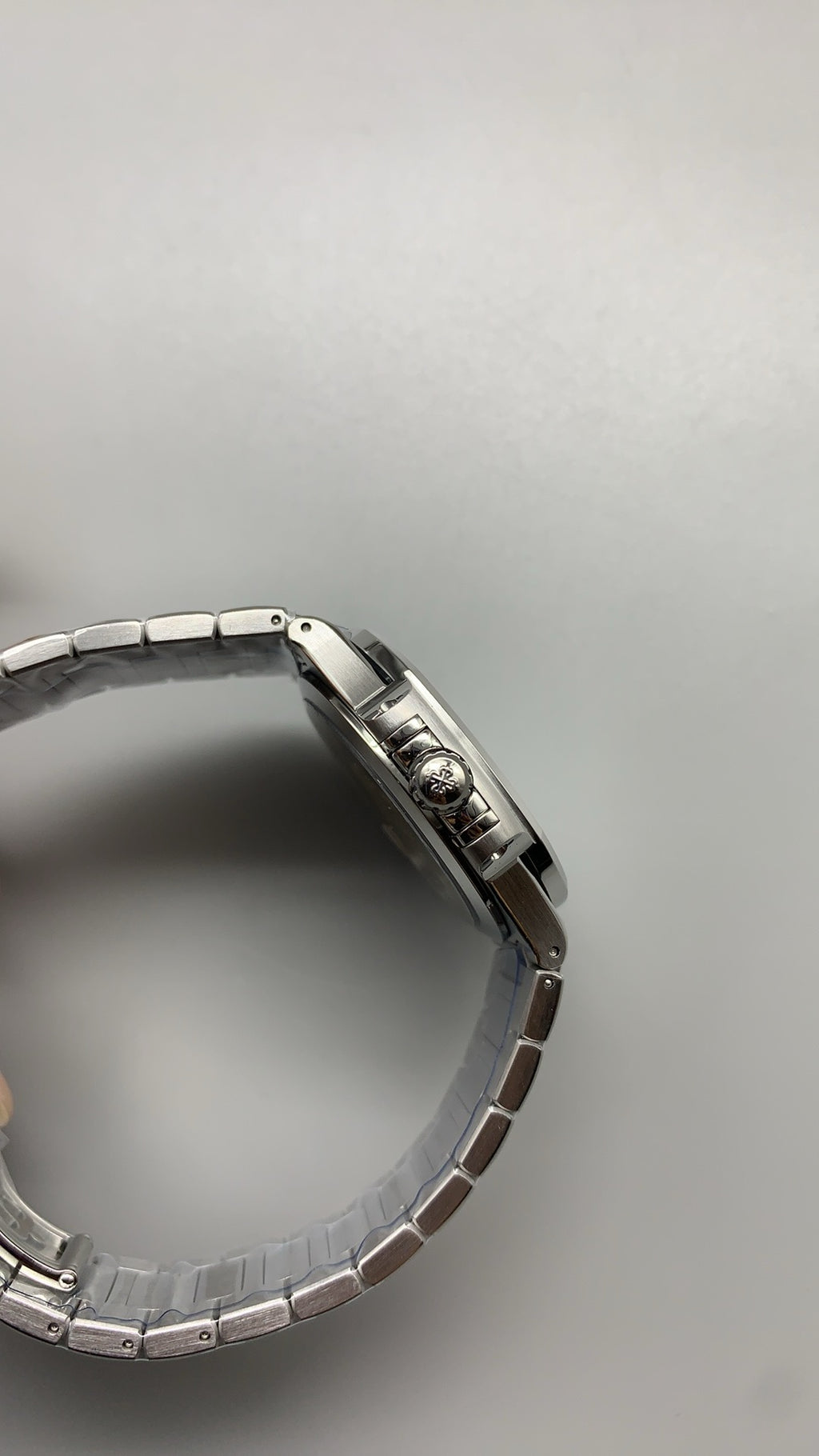 Patek Philippe Nautilus 7118 | 35.2MM | ตัวเรือนสแตนเลสสตีล | ขอบประดับเพชร | หน้าปัดเปลือกหอยมุก | กลไกอัตโนมัติ Cal.324 S C