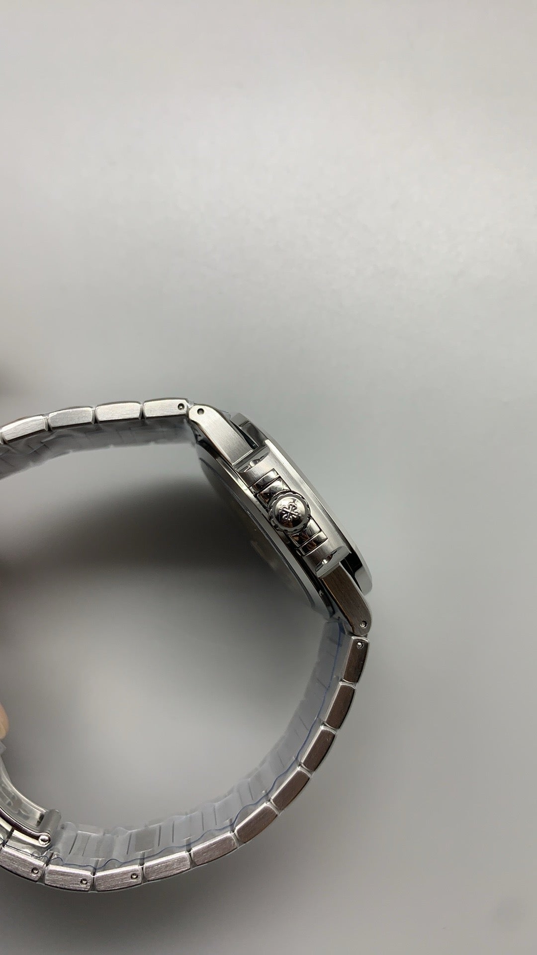 Patek Philippe Nautilus 7118 | 35.2MM | ตัวเรือนสแตนเลสสตีล | ขอบประดับเพชร | หน้าปัดเปลือกหอยมุก | กลไกอัตโนมัติ Cal.324 S C