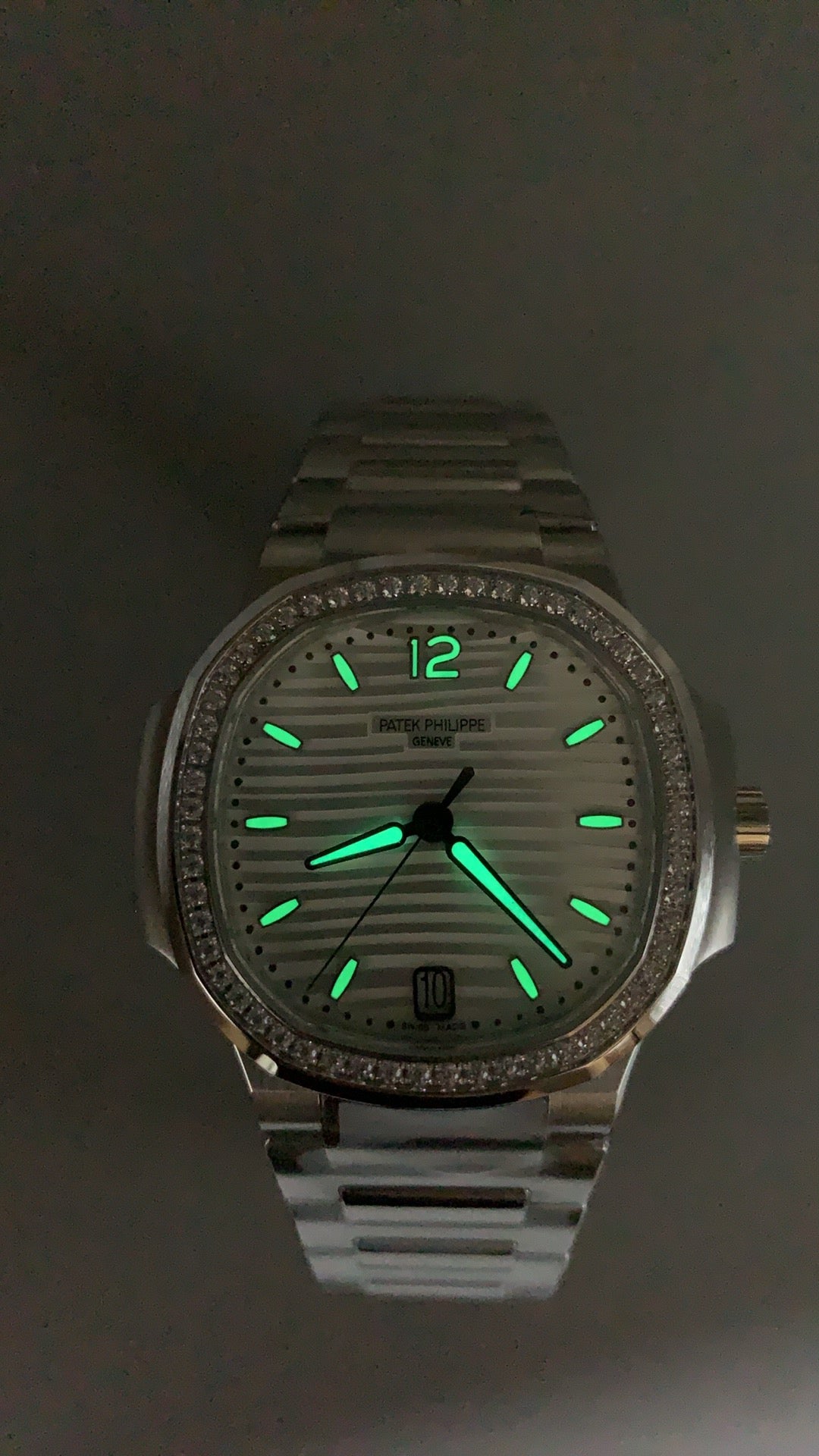 Patek Philippe Nautilus 7118 | 35.2MM | ตัวเรือนสแตนเลสสตีล | ขอบประดับเพชร | หน้าปัดเปลือกหอยมุก | กลไกอัตโนมัติ Cal.324 S C