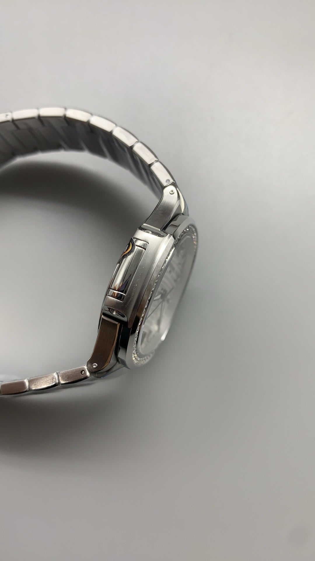 Patek Philippe Nautilus 7118 | 35.2MM | ตัวเรือนสแตนเลสสตีล | ขอบประดับเพชร | หน้าปัดเปลือกหอยมุก | กลไกอัตโนมัติ Cal.324 S C