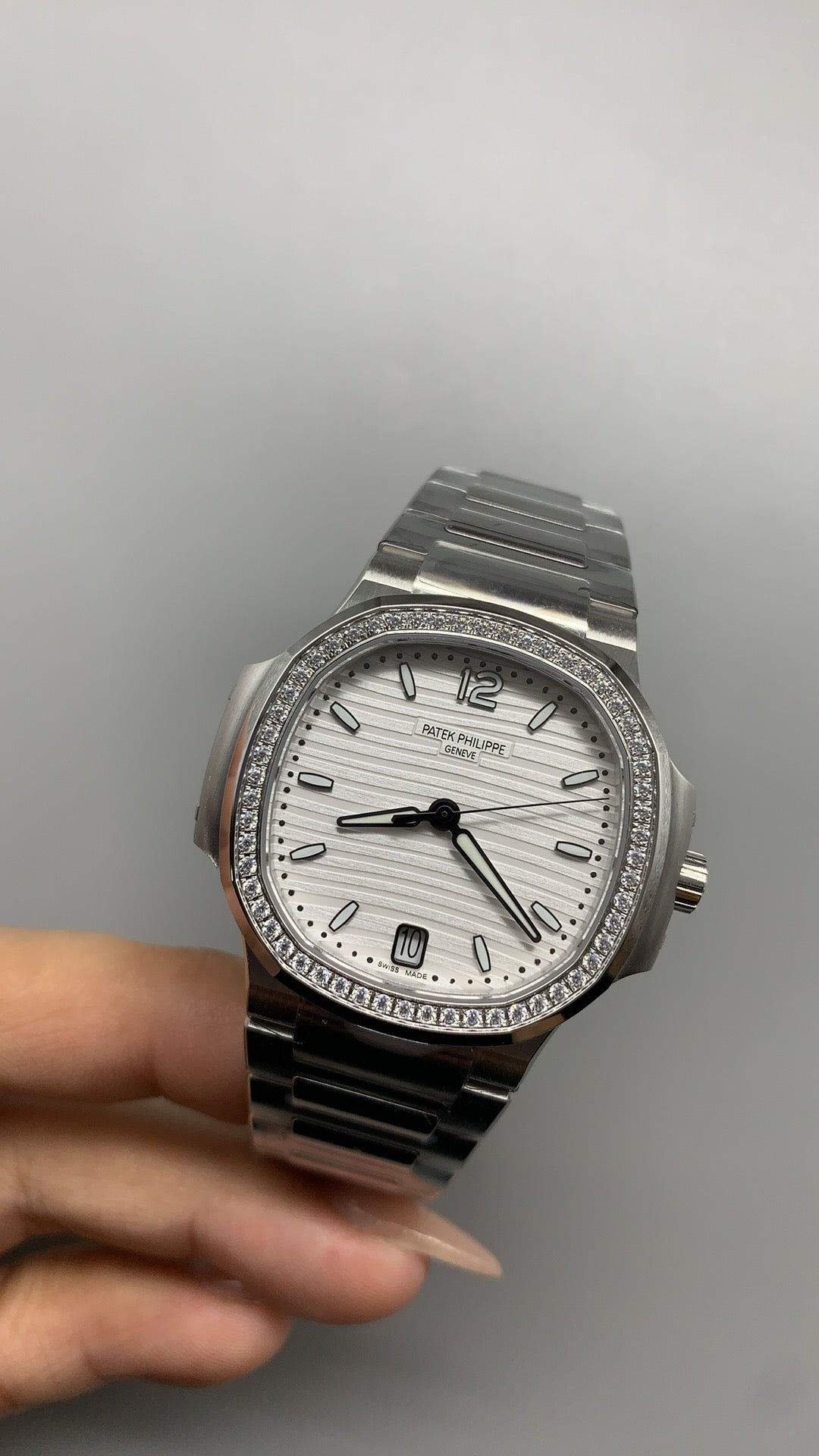 Patek Philippe Nautilus 7118 | 35.2MM | ตัวเรือนสแตนเลสสตีล | ขอบประดับเพชร | หน้าปัดเปลือกหอยมุก | กลไกอัตโนมัติ Cal.324 S C