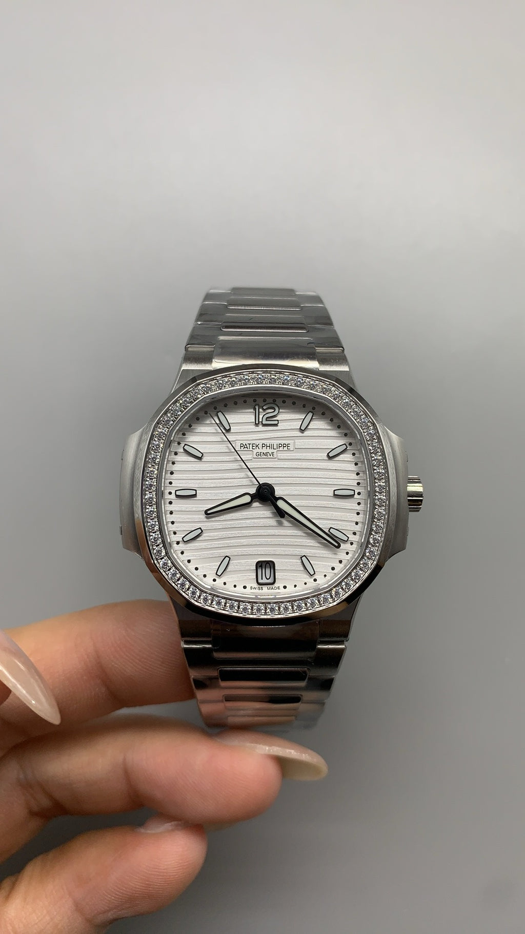 Patek Philippe Nautilus 7118 | 35.2MM | ตัวเรือนสแตนเลสสตีล | ขอบประดับเพชร | หน้าปัดเปลือกหอยมุก | กลไกอัตโนมัติ Cal.324 S C