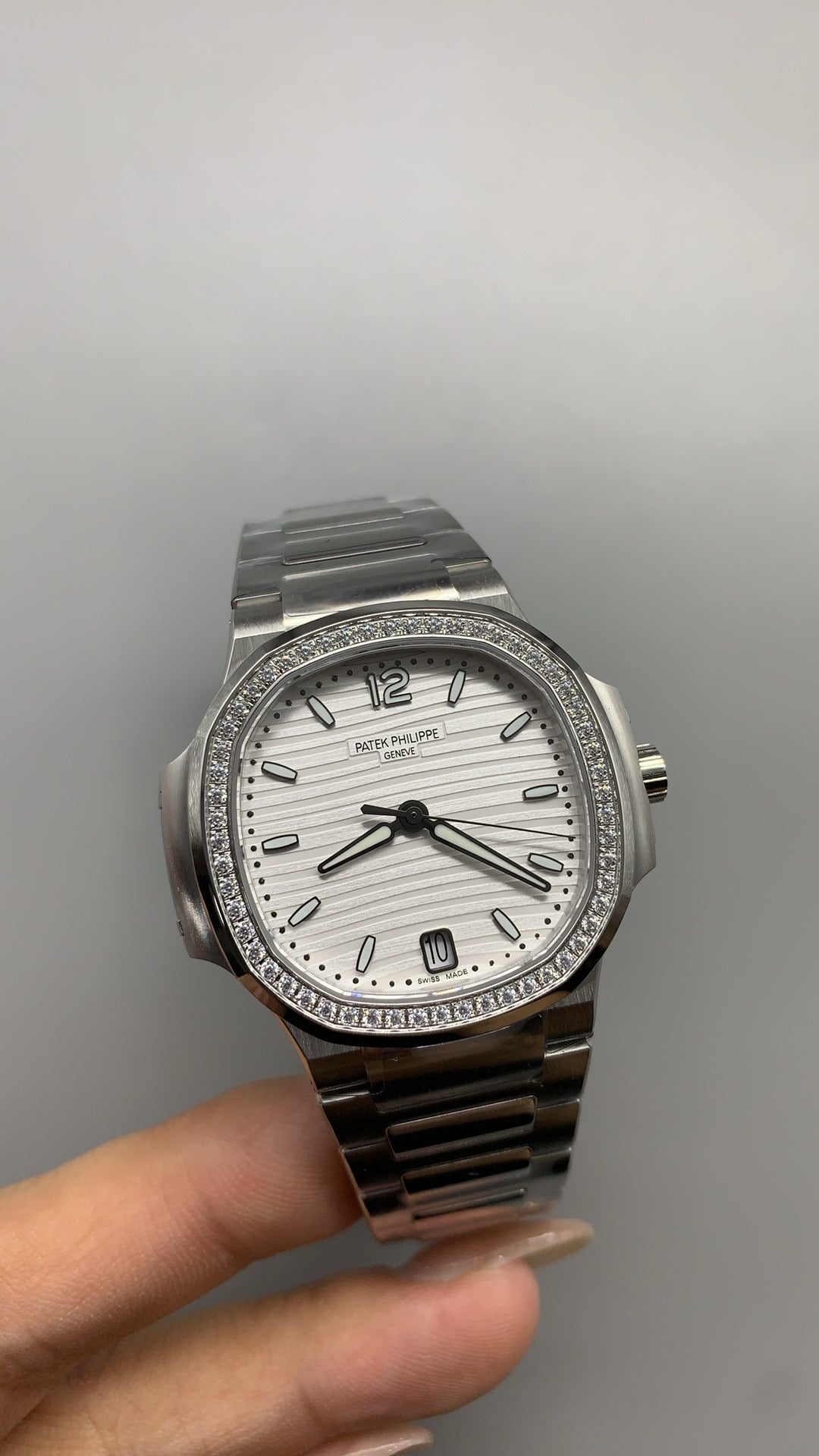 Patek Philippe Nautilus 7118 | 35.2MM | ตัวเรือนสแตนเลสสตีล | ขอบประดับเพชร | หน้าปัดเปลือกหอยมุก | กลไกอัตโนมัติ Cal.324 S C