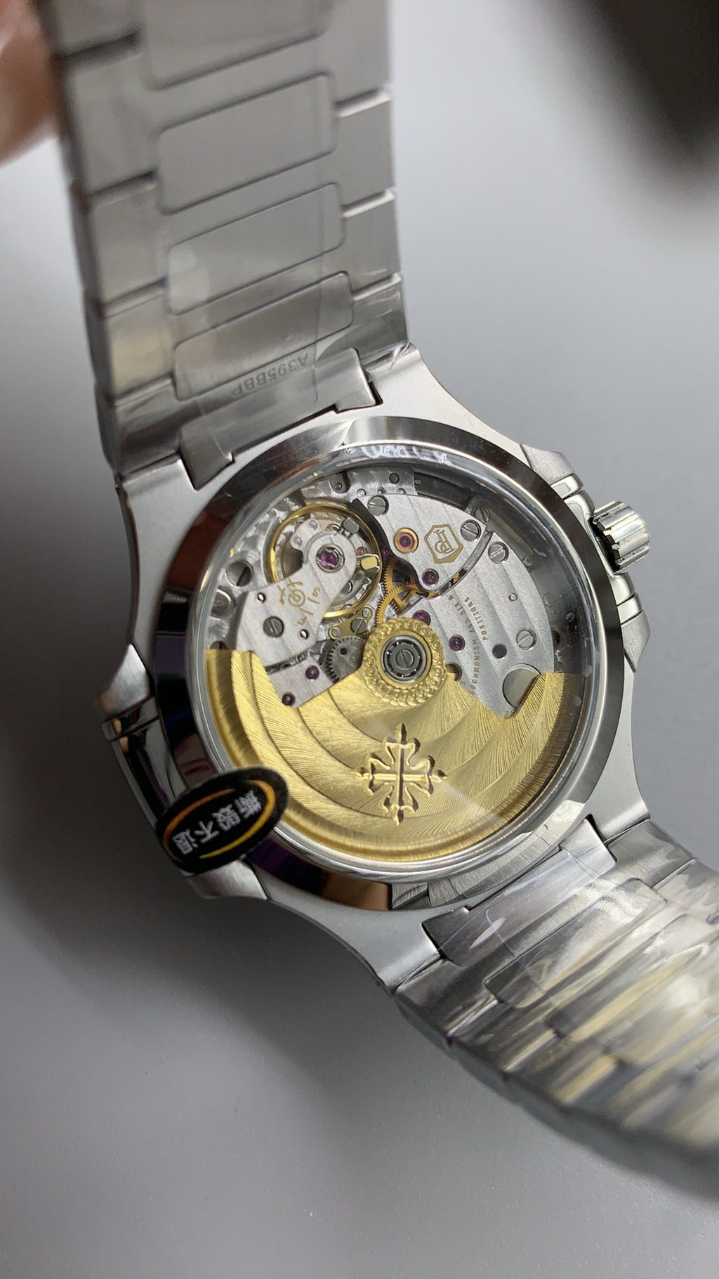 Patek Philippe Nautilus 7118 | 35.2MM | ตัวเรือนสแตนเลสสตีล | ขอบประดับเพชร | หน้าปัดเปลือกหอยมุก | กลไกอัตโนมัติ Cal.324 S C