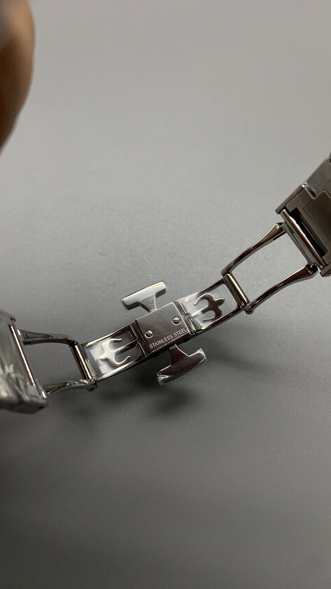 Patek Philippe Nautilus 7118 | 35.2MM | ตัวเรือนสแตนเลสสตีล | ขอบประดับเพชร | หน้าปัดเปลือกหอยมุก | กลไกอัตโนมัติ Cal.324 S C