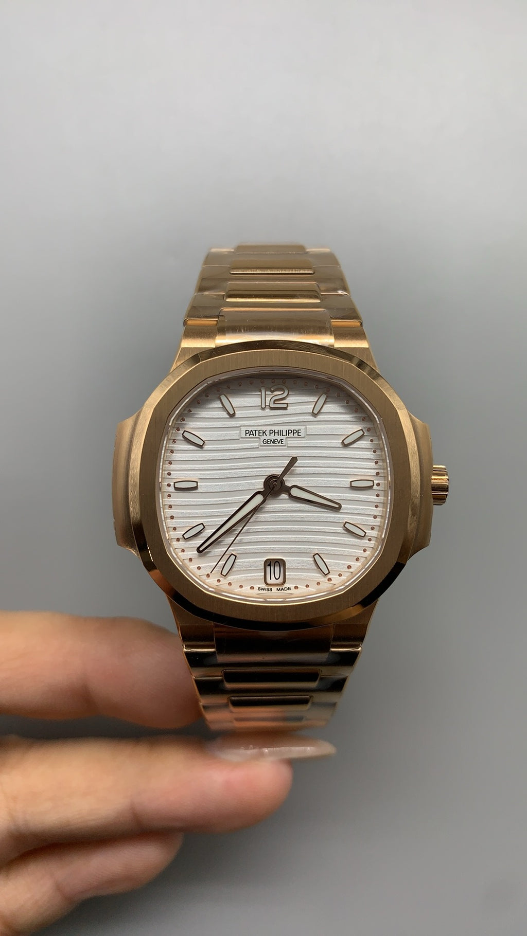 Patek Philippe Nautilus 7118 | 35.2MM | ตัวเรือนสแตนเลสเคลือบสีโรสโกลด์ PVD | หน้าปัดเปลือกหอยมุก | ประดับเพชร | กลไกอัตโนมัติ Cal.324 S C