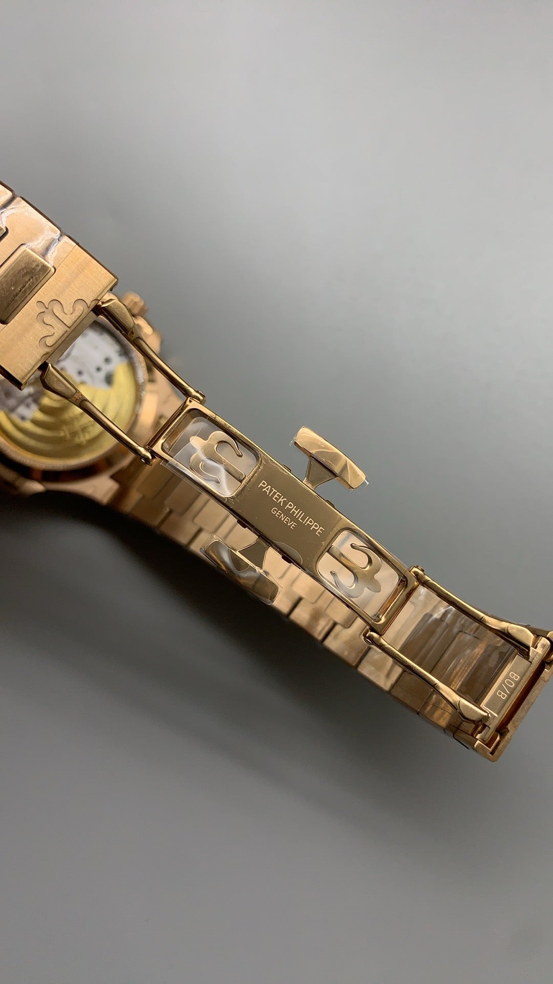 Patek Philippe Nautilus 7118 | 35.2MM | ตัวเรือนสแตนเลสเคลือบสีโรสโกลด์ PVD | หน้าปัดเปลือกหอยมุก | ประดับเพชร | กลไกอัตโนมัติ Cal.324 S C