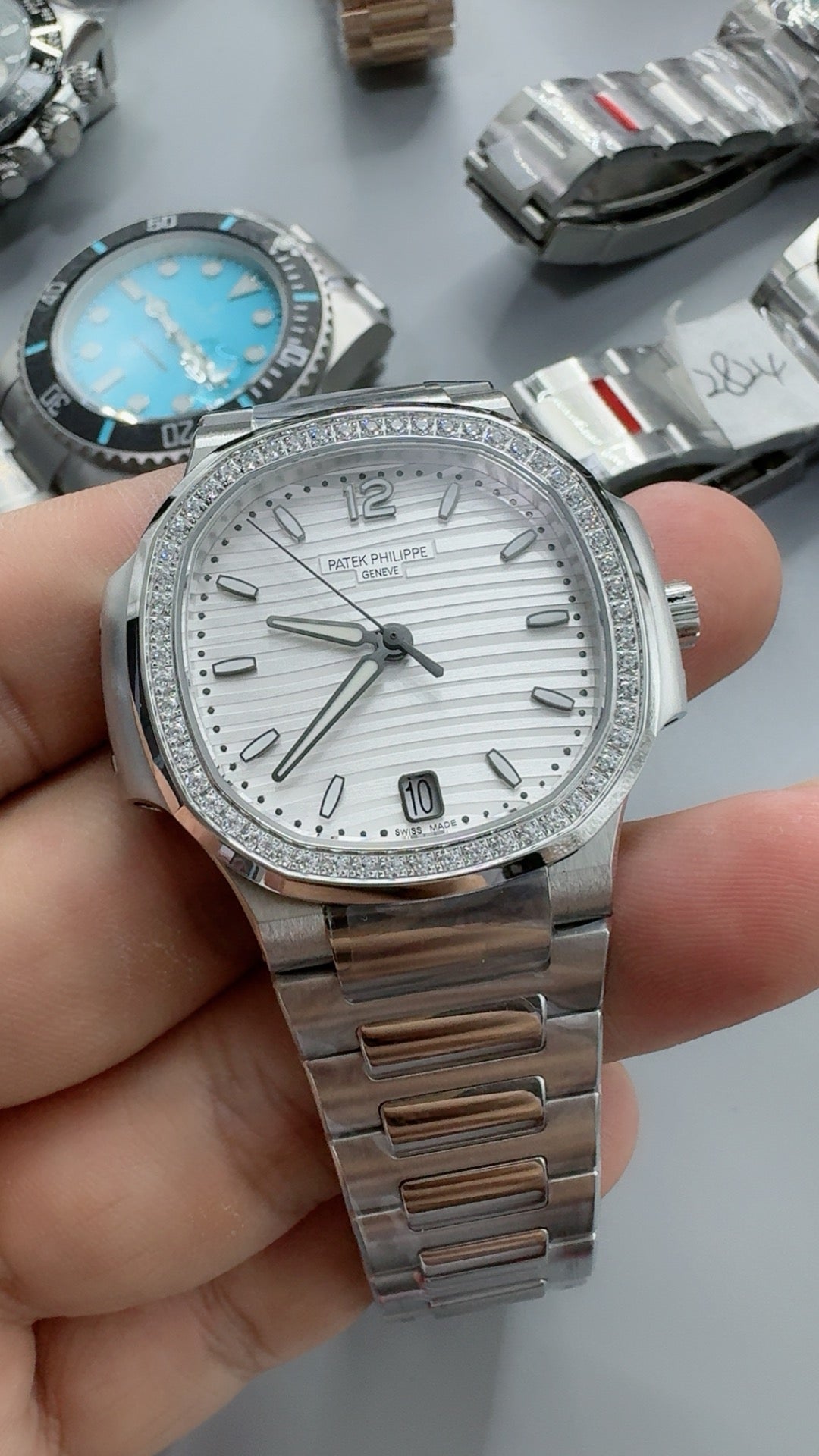 Patek Philippe Nautilus 7118 | 35.2MM | ตัวเรือนสแตนเลสสตีล | ขอบประดับเพชร | หน้าปัดเปลือกหอยมุก | กลไกอัตโนมัติ Cal.324 S C