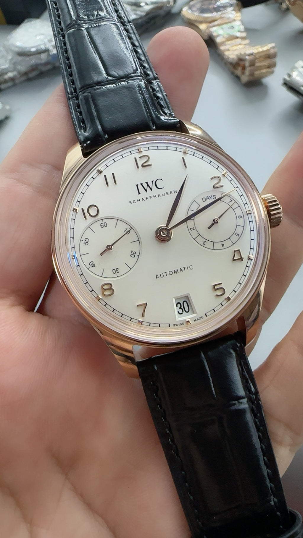 IWC Portugieser Automatic 7 Days | 42.3MM | ตัวเรือนโทนโรสโกลด์ | พลังงานสำรอง 7 วัน | หน้าปัดสีขาว | สายหนังจระเข้สีน้ำตาล | กลไกอัตโนมัติ Cal.52010