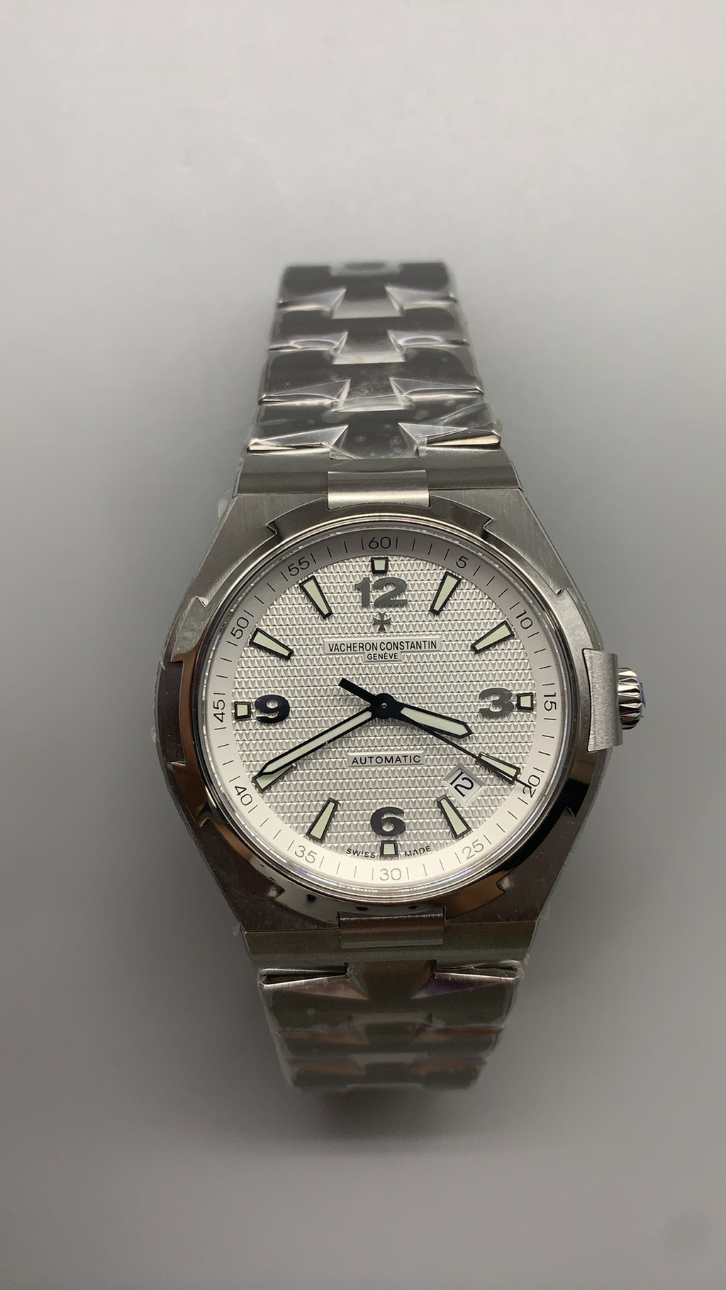 Vacheron Constantin Overseas 47040 | 42MM | ตัวเรือนสแตนเลสสตีล | ฟังก์ชันวันที่ | หน้าปัดสีน้ำเงิน | กลไกอัตโนมัติ Cal.1226