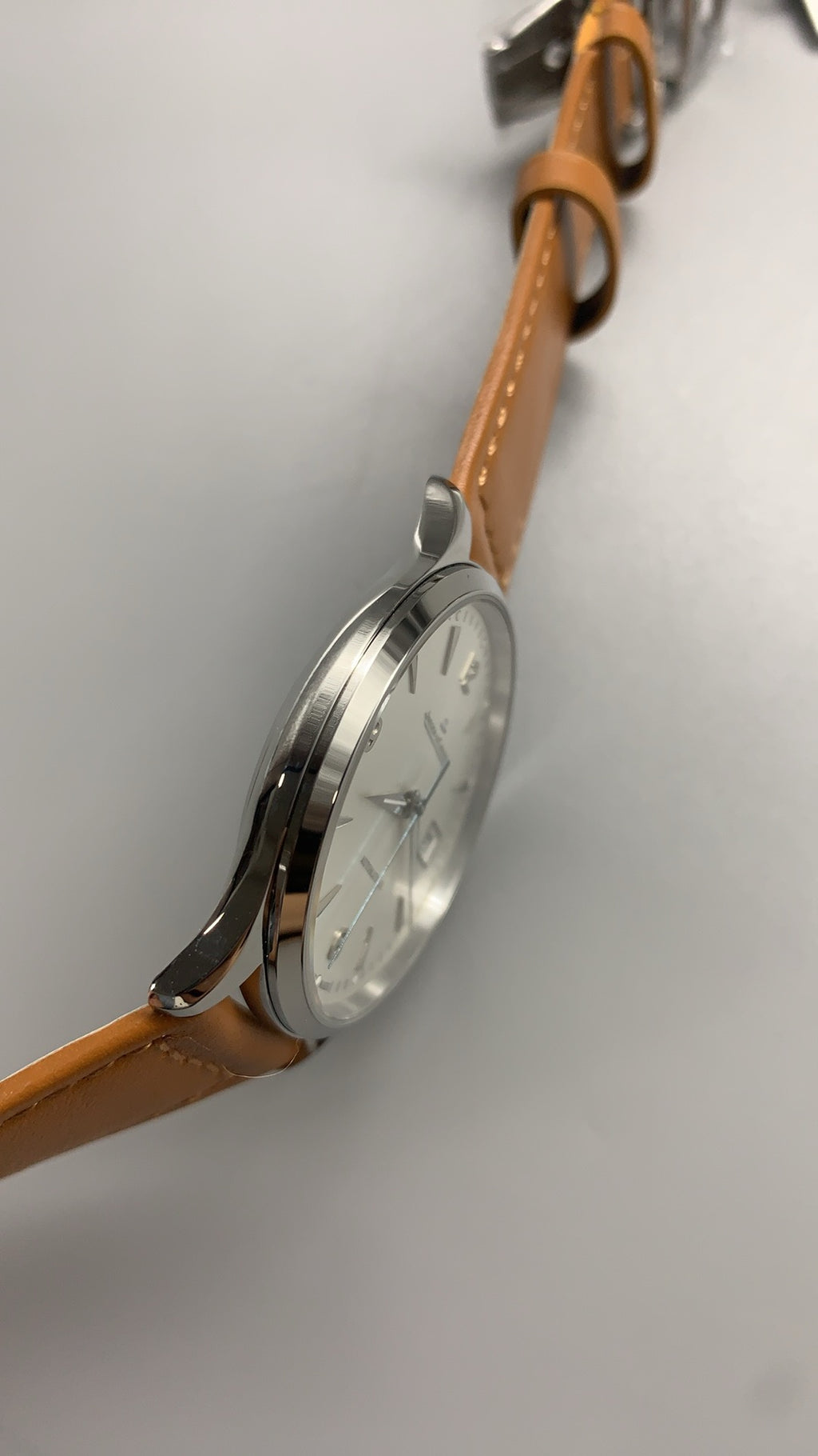 Jaeger-LeCoultre Master Control Date | 40MM | Stainless Steel Case | Date Function | Silver Dial | Light Brown Calfskin Strap | Automatic Movement Cal.899