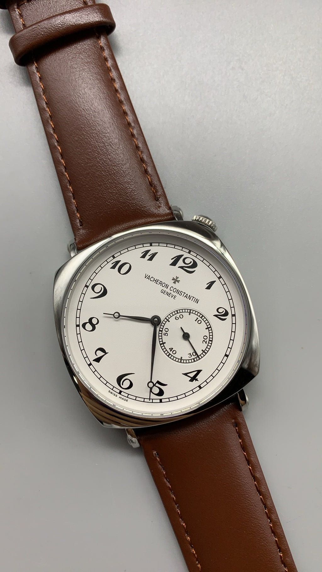 Vacheron Constantin Historiques American 1921 | 40MM | ตัวเรือนสแตนเลสสตีล | หน้าปัดเอียง 45 องศา | หน้าปัดสีขาว | สายหนังวัวสีน้ำตาล | กลไกอัตโนมัติ Cal.4400 AS