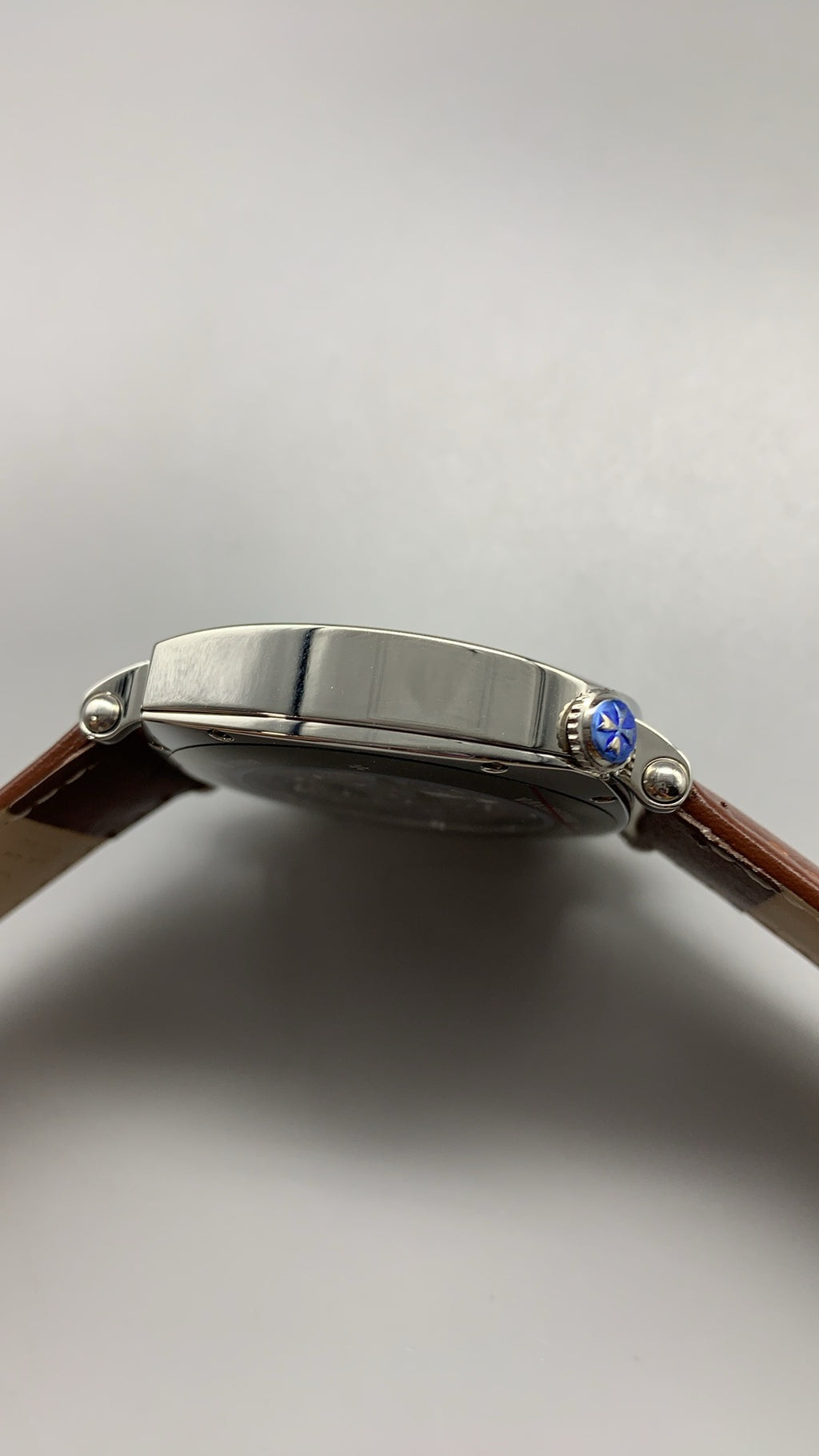 Vacheron Constantin Historiques American 1921 | 40MM | ตัวเรือนสแตนเลสสตีล | หน้าปัดเอียง 45 องศา | หน้าปัดสีขาว | สายหนังวัวสีน้ำตาล | กลไกอัตโนมัติ Cal.4400 AS