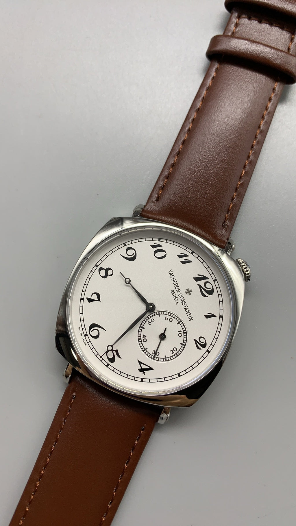 Vacheron Constantin Historiques American 1921 | 40MM | ตัวเรือนสแตนเลสสตีล | หน้าปัดเอียง 45 องศา | หน้าปัดสีขาว | สายหนังวัวสีน้ำตาล | กลไกอัตโนมัติ Cal.4400 AS