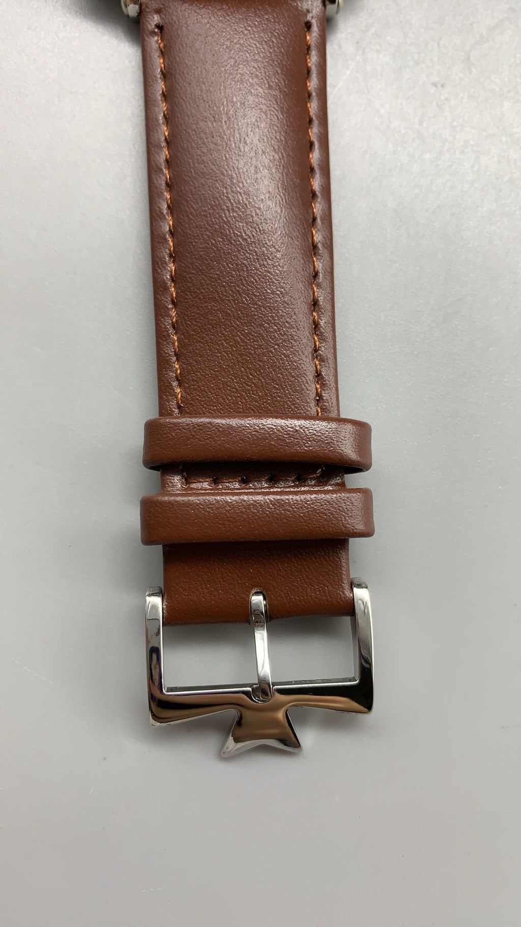 Vacheron Constantin Historiques American 1921 | 40MM | ตัวเรือนสแตนเลสสตีล | หน้าปัดเอียง 45 องศา | หน้าปัดสีขาว | สายหนังวัวสีน้ำตาล | กลไกอัตโนมัติ Cal.4400 AS