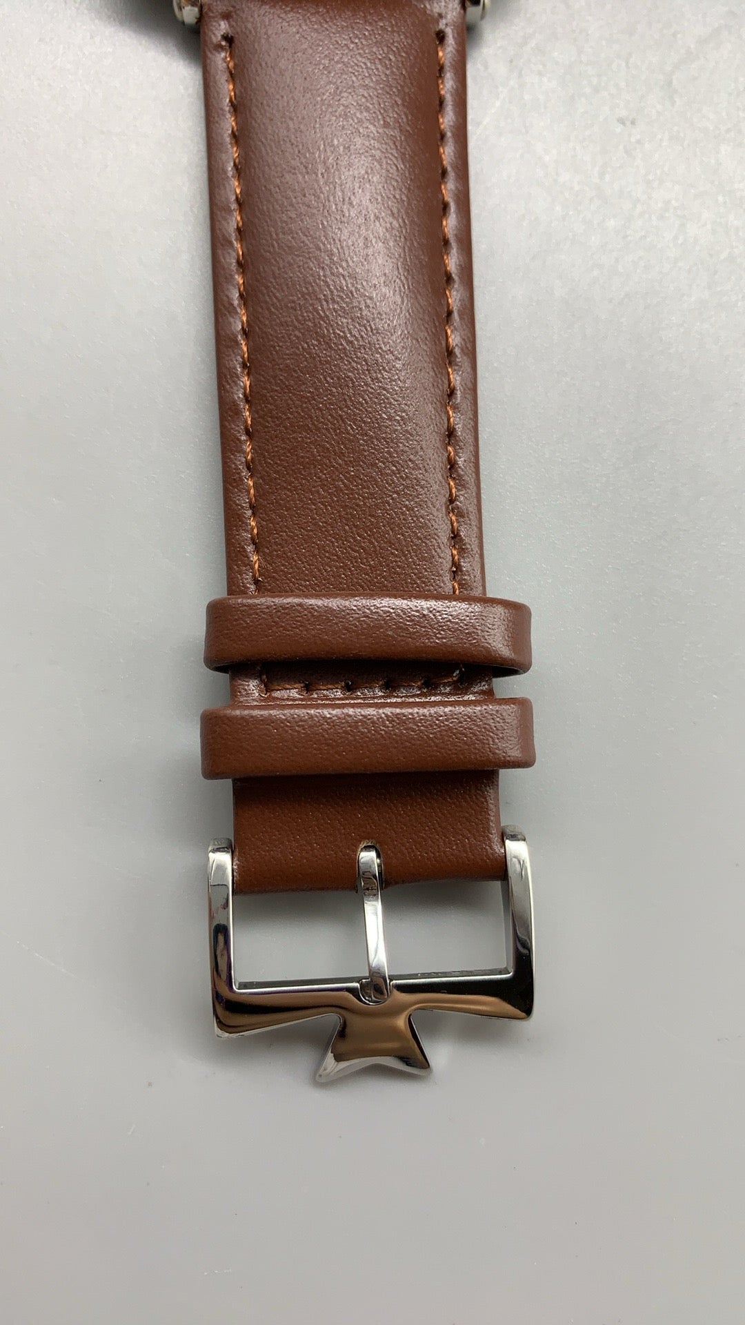 Vacheron Constantin Historiques American 1921 | 40MM | ตัวเรือนสแตนเลสสตีล | หน้าปัดเอียง 45 องศา | หน้าปัดสีขาว | สายหนังวัวสีน้ำตาล | กลไกอัตโนมัติ Cal.4400 AS