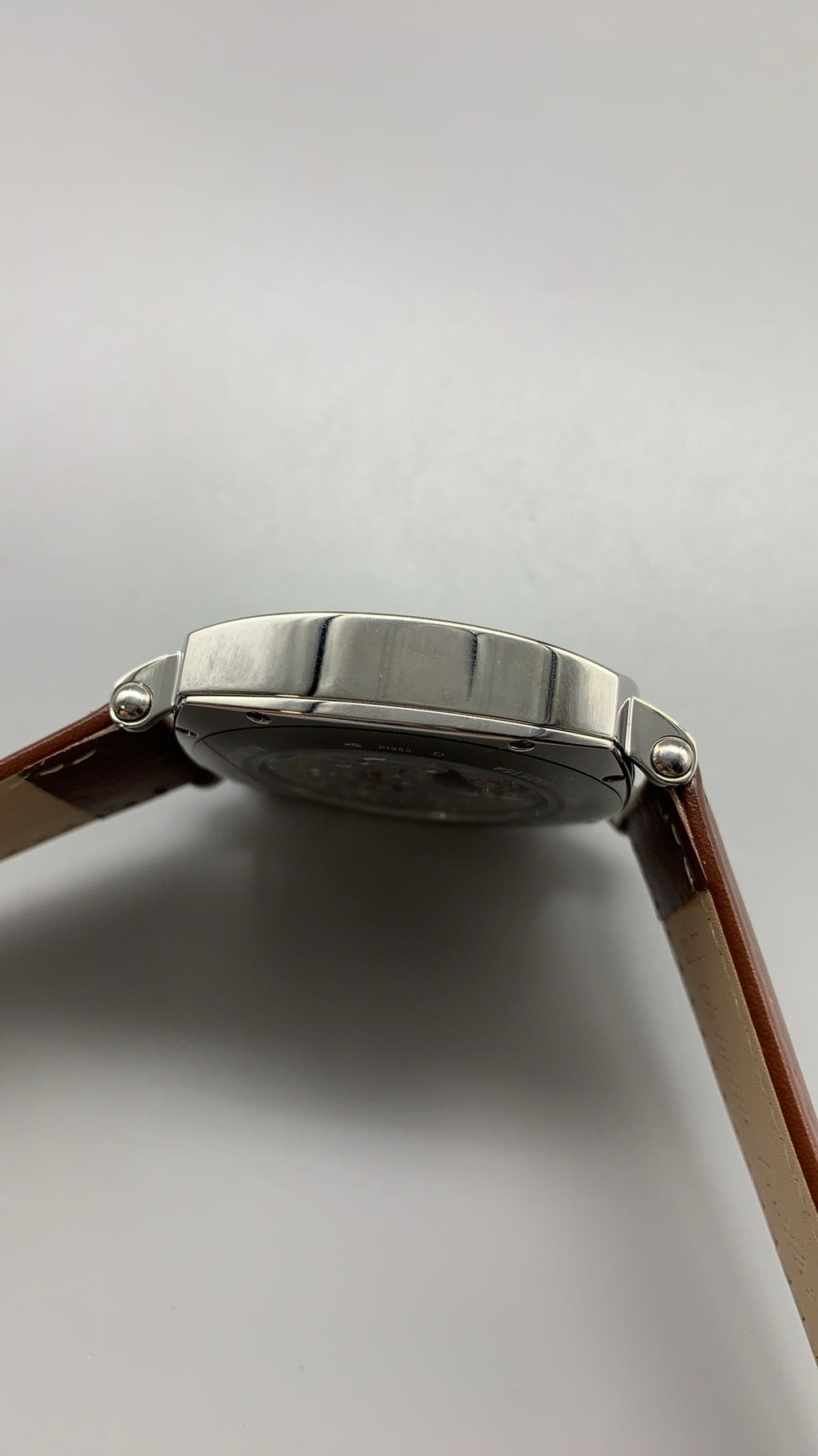 Vacheron Constantin Historiques American 1921 | 40MM | ตัวเรือนสแตนเลสสตีล | หน้าปัดเอียง 45 องศา | หน้าปัดสีขาว | สายหนังวัวสีน้ำตาล | กลไกอัตโนมัติ Cal.4400 AS