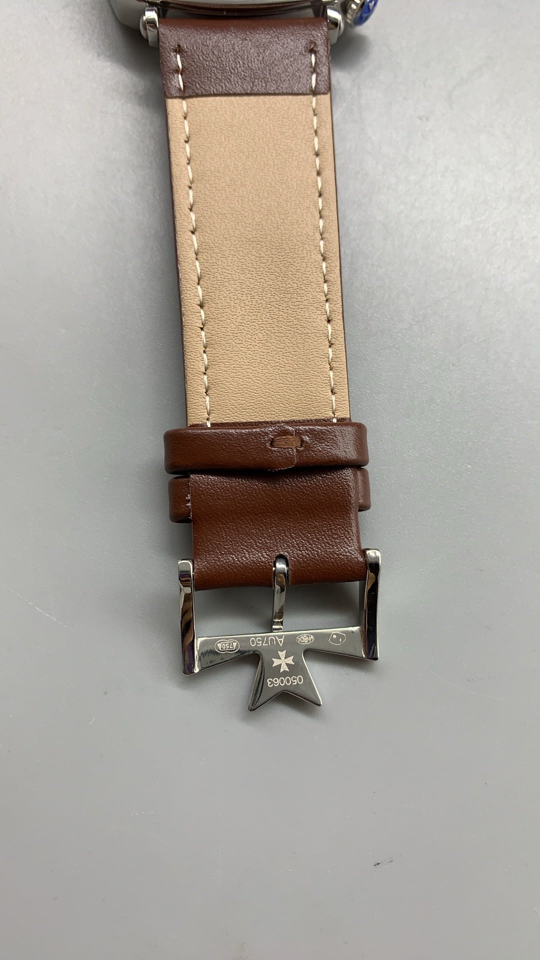 Vacheron Constantin Historiques American 1921 | 40MM | ตัวเรือนสแตนเลสสตีล | หน้าปัดเอียง 45 องศา | หน้าปัดสีขาว | สายหนังวัวสีน้ำตาล | กลไกอัตโนมัติ Cal.4400 AS