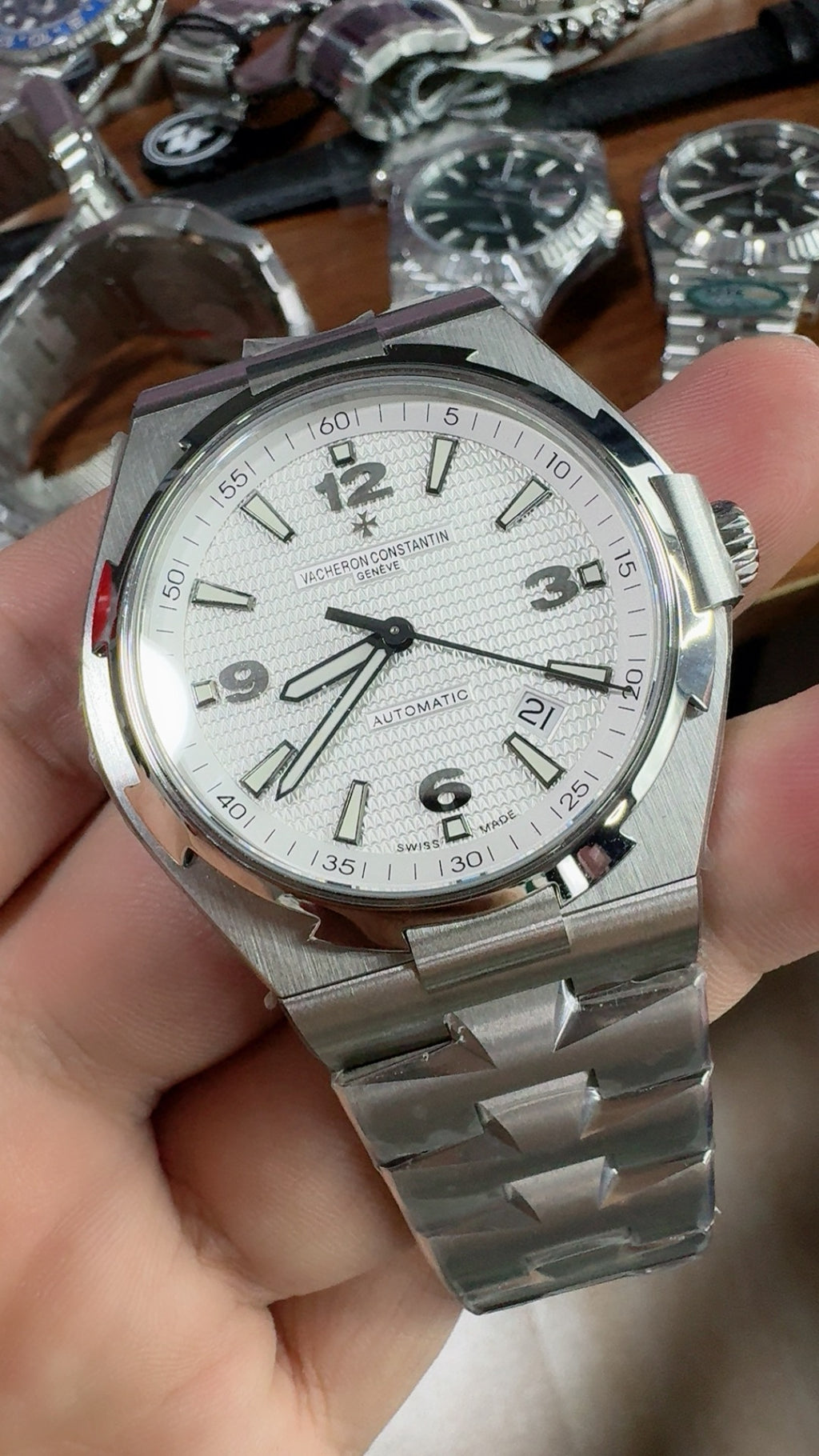 Vacheron Constantin Overseas 47040 | 42MM | ตัวเรือนสแตนเลสสตีล | ฟังก์ชันวันที่ | หน้าปัดสีน้ำเงิน | กลไกอัตโนมัติ Cal.1226