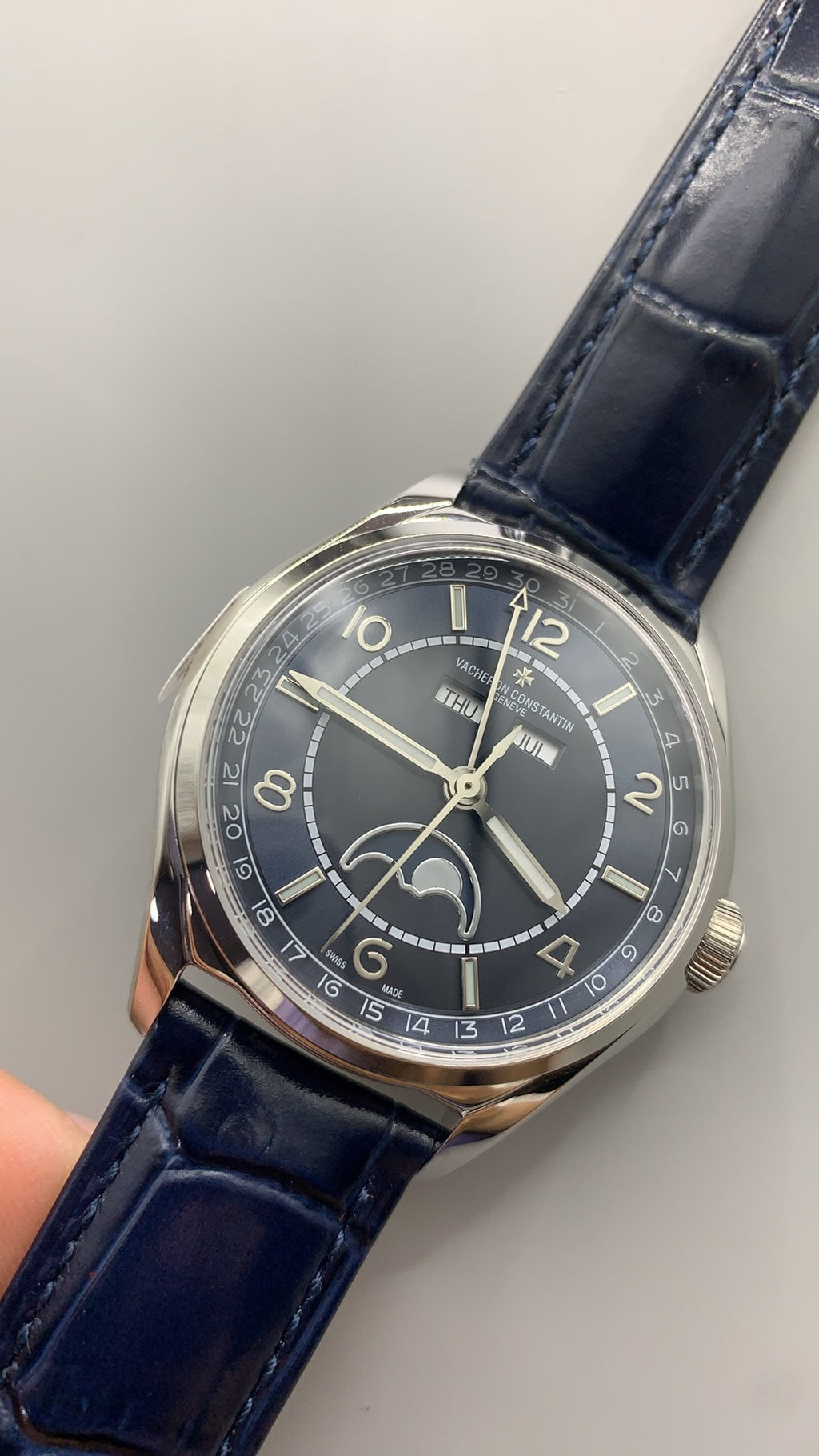 Vacheron Constantin Fiftysix Complete Calendar 4000E | 40MM | ตัวเรือนสแตนเลสสตีล | ฟังก์ชันปฏิทินสมบูรณ์ + ข้างขึ้นข้างแรม | หน้าปัดสีน้ำเงิน | สายหนังจระเข้สีน้ำเงิน | กลไกอัตโนมัติ Cal.2460 QCL/1