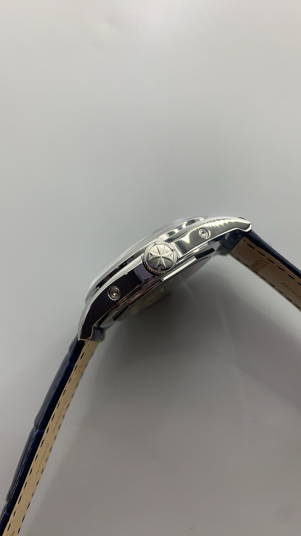 Vacheron Constantin Fiftysix Complete Calendar 4000E | 40MM | ตัวเรือนสแตนเลสสตีล | ฟังก์ชันปฏิทินสมบูรณ์ + ข้างขึ้นข้างแรม | หน้าปัดสีน้ำเงิน | สายหนังจระเข้สีน้ำเงิน | กลไกอัตโนมัติ Cal.2460 QCL/1