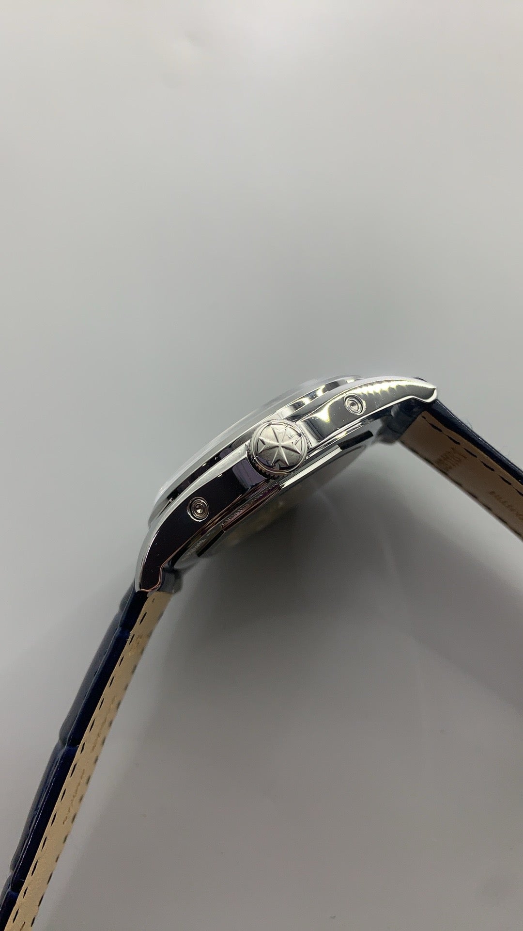 Vacheron Constantin Fiftysix Complete Calendar 4000E | 40MM | ตัวเรือนสแตนเลสสตีล | ฟังก์ชันปฏิทินสมบูรณ์ + ข้างขึ้นข้างแรม | หน้าปัดสีน้ำเงิน | สายหนังจระเข้สีน้ำเงิน | กลไกอัตโนมัติ Cal.2460 QCL/1