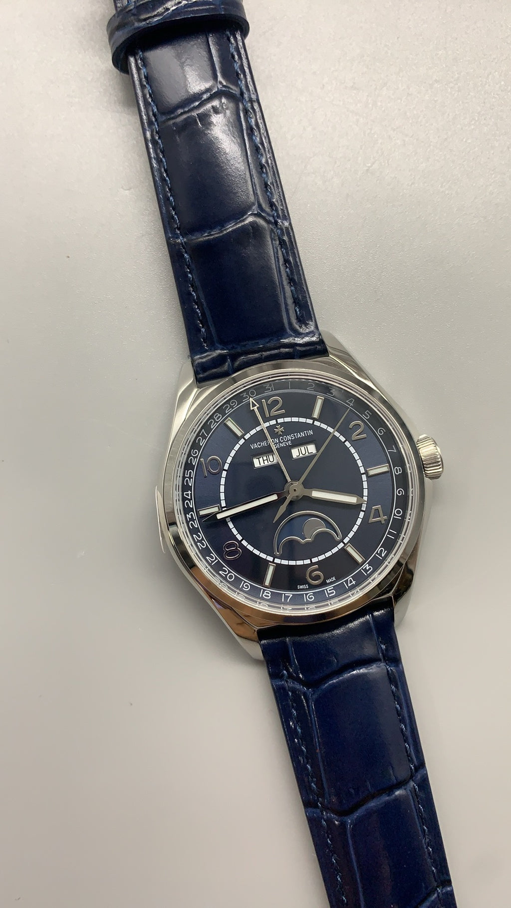 Vacheron Constantin Fiftysix Complete Calendar 4000E | 40MM | ตัวเรือนสแตนเลสสตีล | ฟังก์ชันปฏิทินสมบูรณ์ + ข้างขึ้นข้างแรม | หน้าปัดสีน้ำเงิน | สายหนังจระเข้สีน้ำเงิน | กลไกอัตโนมัติ Cal.2460 QCL/1