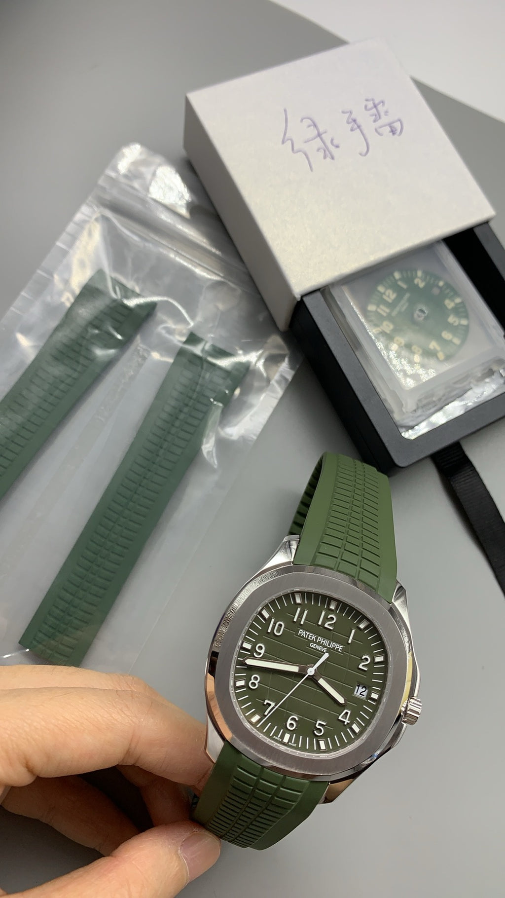 Patek Philippe Aquanaut 5167 | 40MM | หน้าปัดสีเขียวลายตาราง | สายยางสีเขียว | กลไกอัตโนมัติ Cal.324 S C