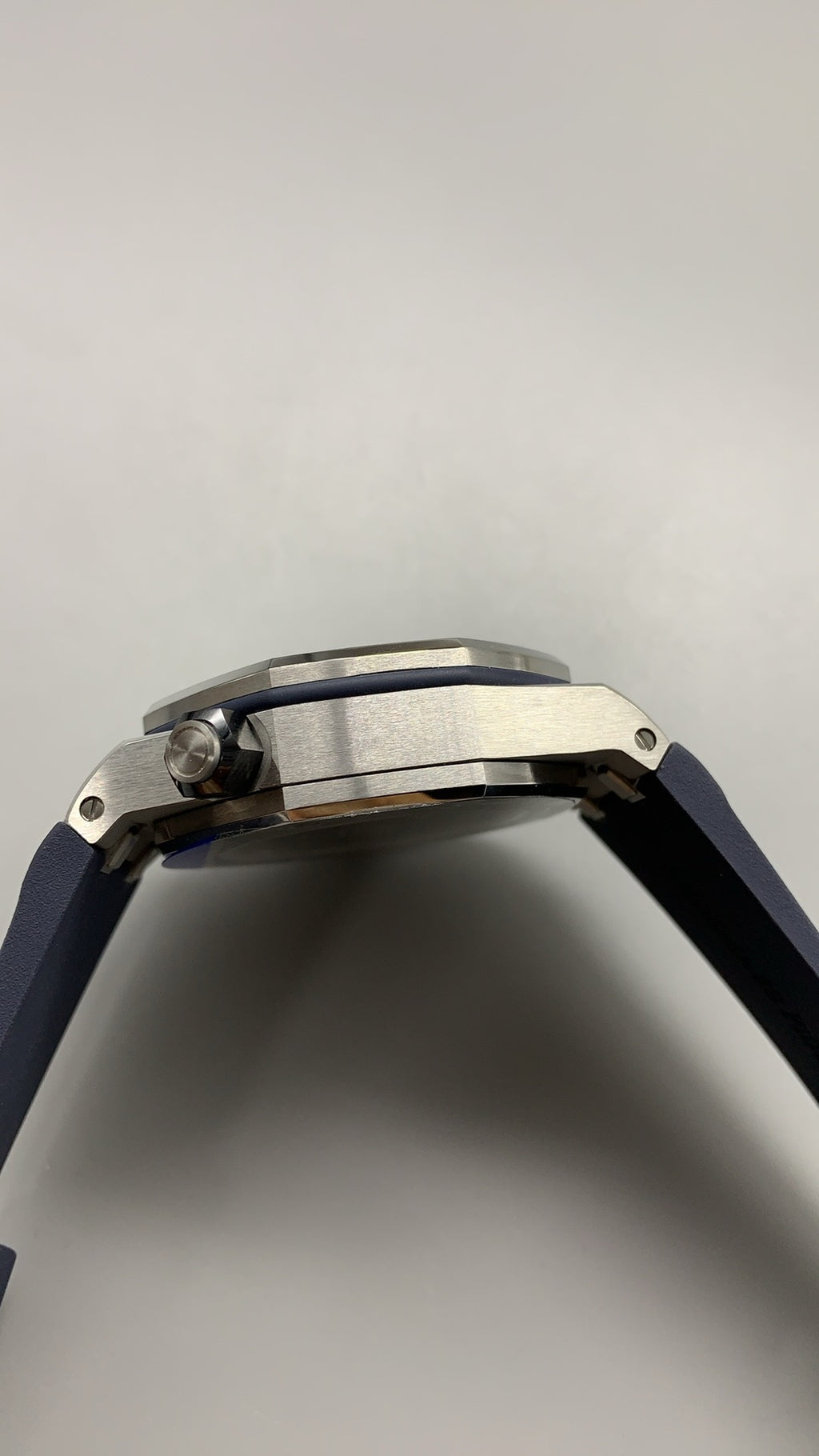 Audemars Piguet Royal Oak Offshore Diver 15720ST | 42MM | Stainless Steel Case | Blue Dial | Automatic Movement Cal.4308