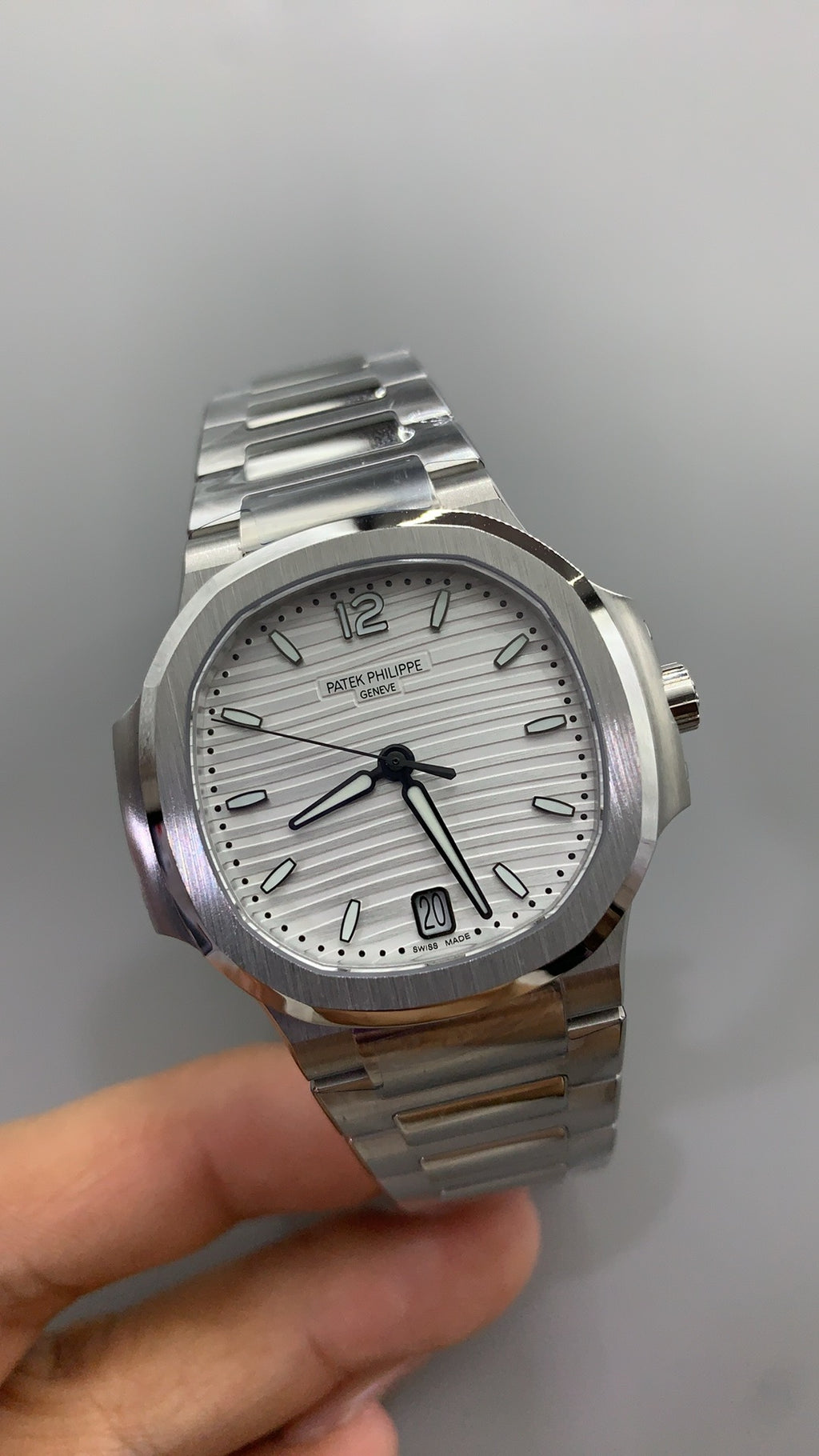 Patek Philippe Nautilus 7118 | 35.2MM | หน้าปัดเปลือกหอยมุกสีขาว | ประดับเพชร | กลไกอัตโนมัติ Cal.324 S C