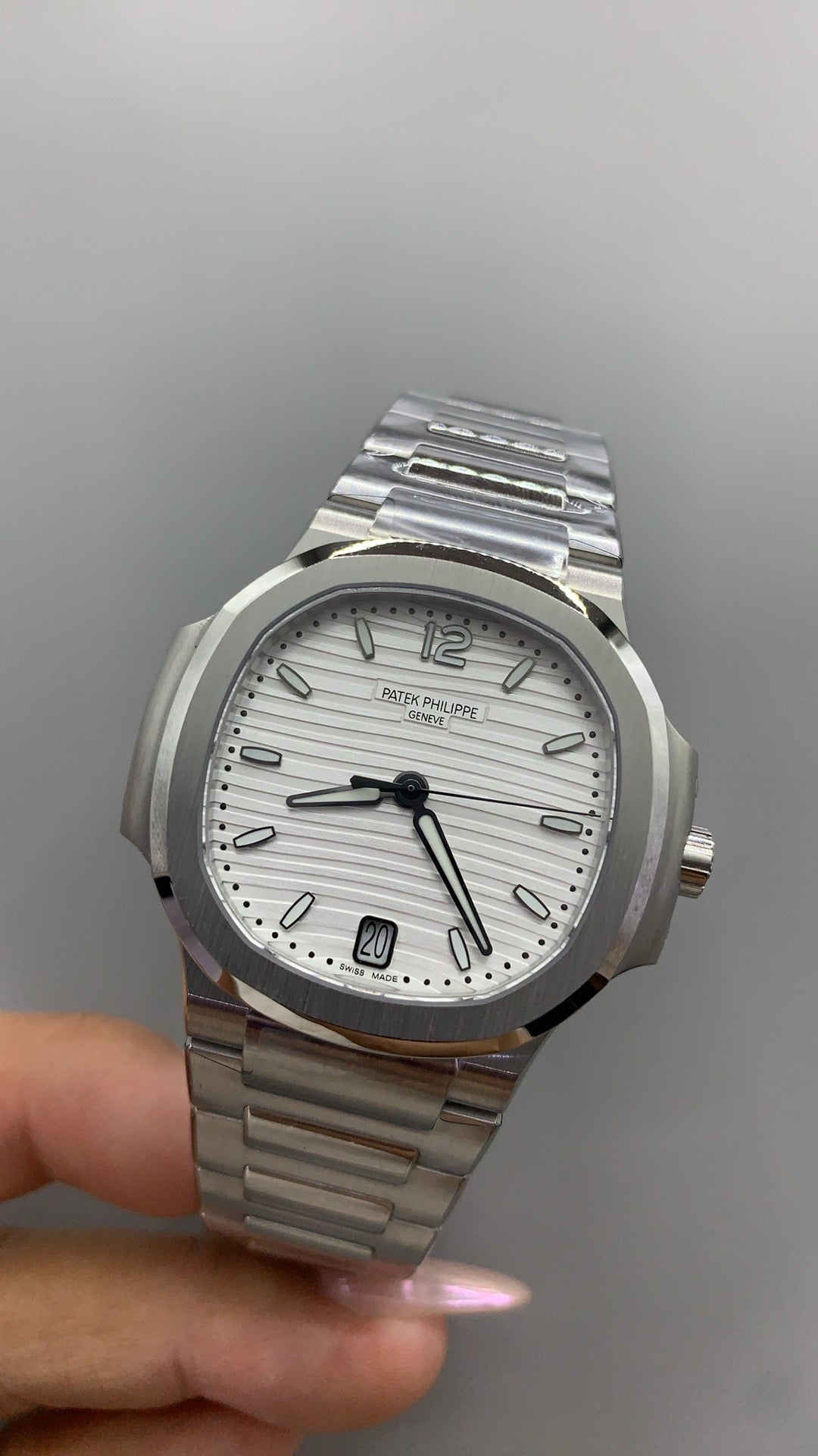 Patek Philippe Nautilus 7118 | 35.2MM | หน้าปัดเปลือกหอยมุกสีขาว | ประดับเพชร | กลไกอัตโนมัติ Cal.324 S C
