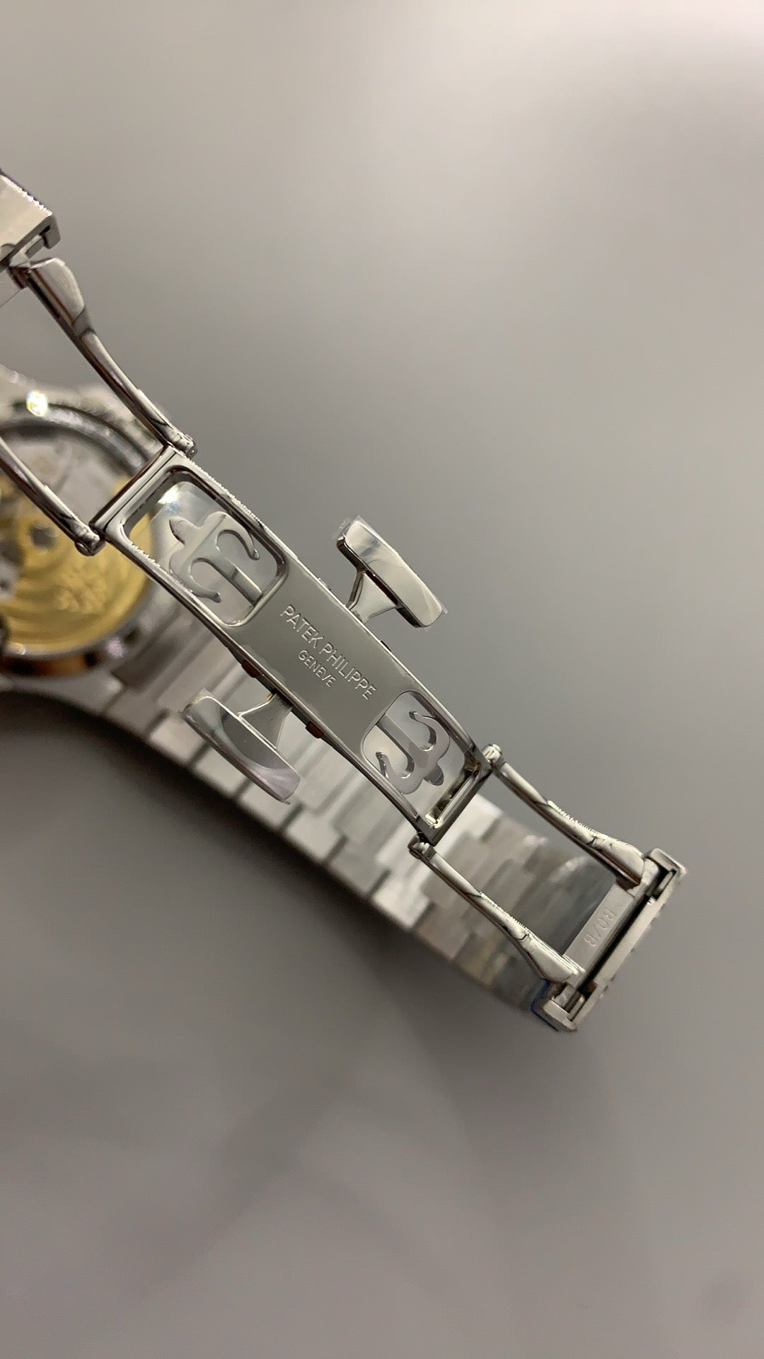 Patek Philippe Nautilus 7118 | 35.2MM | หน้าปัดเปลือกหอยมุกสีขาว | ประดับเพชร | กลไกอัตโนมัติ Cal.324 S C