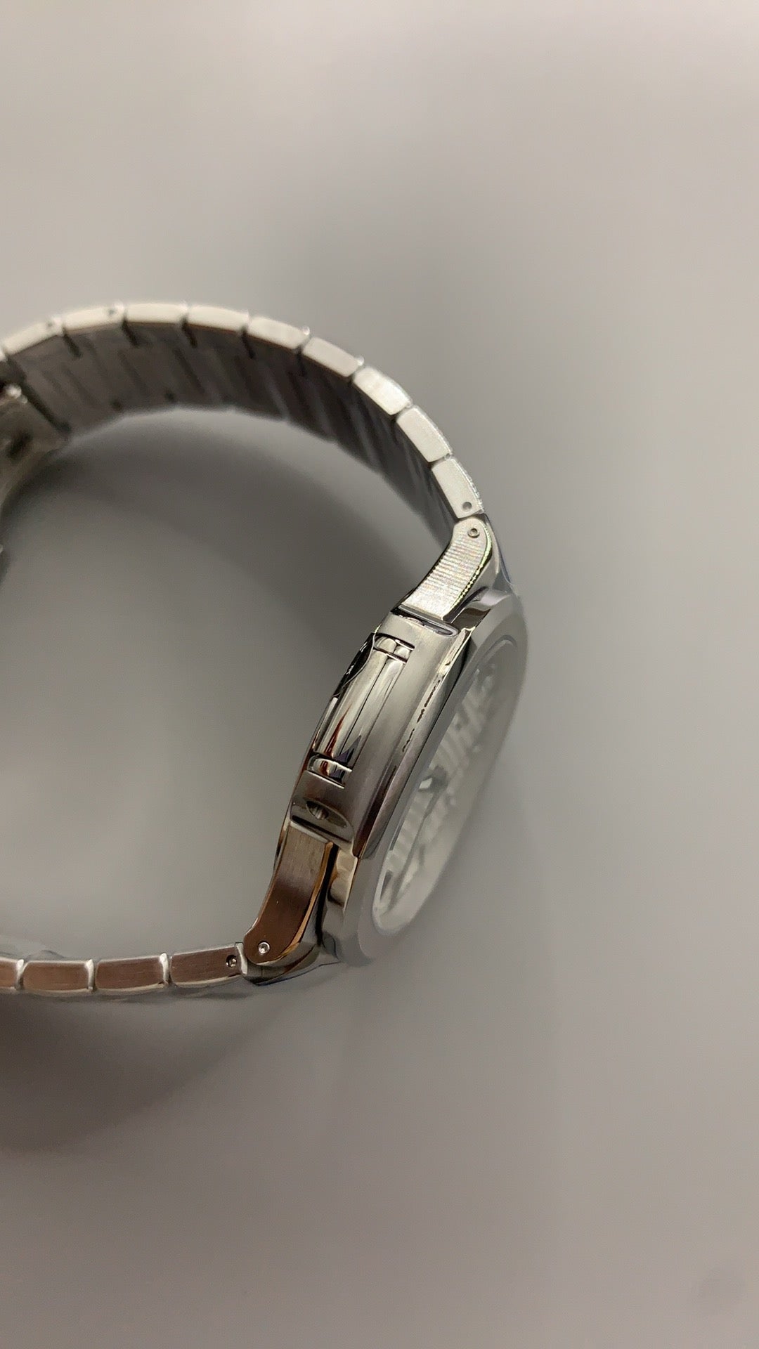 Patek Philippe Nautilus 7118 | 35.2MM | หน้าปัดเปลือกหอยมุกสีขาว | ประดับเพชร | กลไกอัตโนมัติ Cal.324 S C