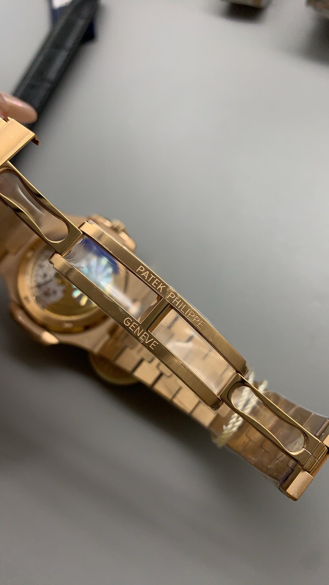 Patek Philippe Nautilus 5711 | 40MM | หน้าปัดสีขาวลายริ้ว | ตัวเรือนสแตนเลสเคลือบสีโรสโกลด์ PVD | กลไกอัตโนมัติ Cal.324 S C