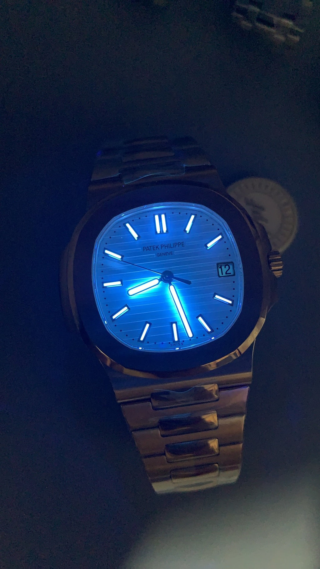 Patek Philippe Nautilus 5711 | 40MM | หน้าปัดสีขาวลายริ้ว | ตัวเรือนสแตนเลสเคลือบสีโรสโกลด์ PVD | กลไกอัตโนมัติ Cal.324 S C