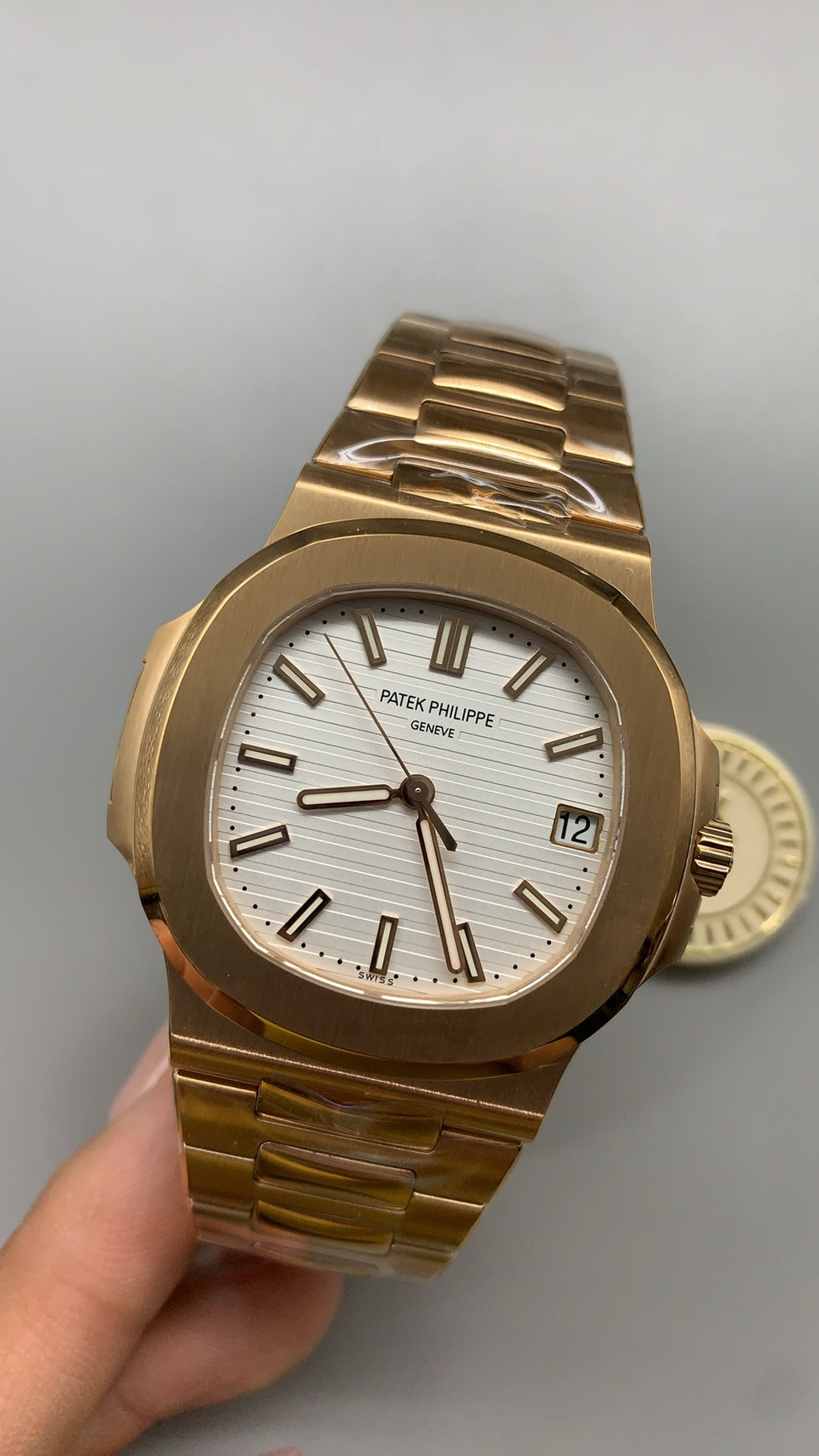 Patek Philippe Nautilus 5711 | 40MM | หน้าปัดสีขาวลายริ้ว | ตัวเรือนสแตนเลสเคลือบสีโรสโกลด์ PVD | กลไกอัตโนมัติ Cal.324 S C
