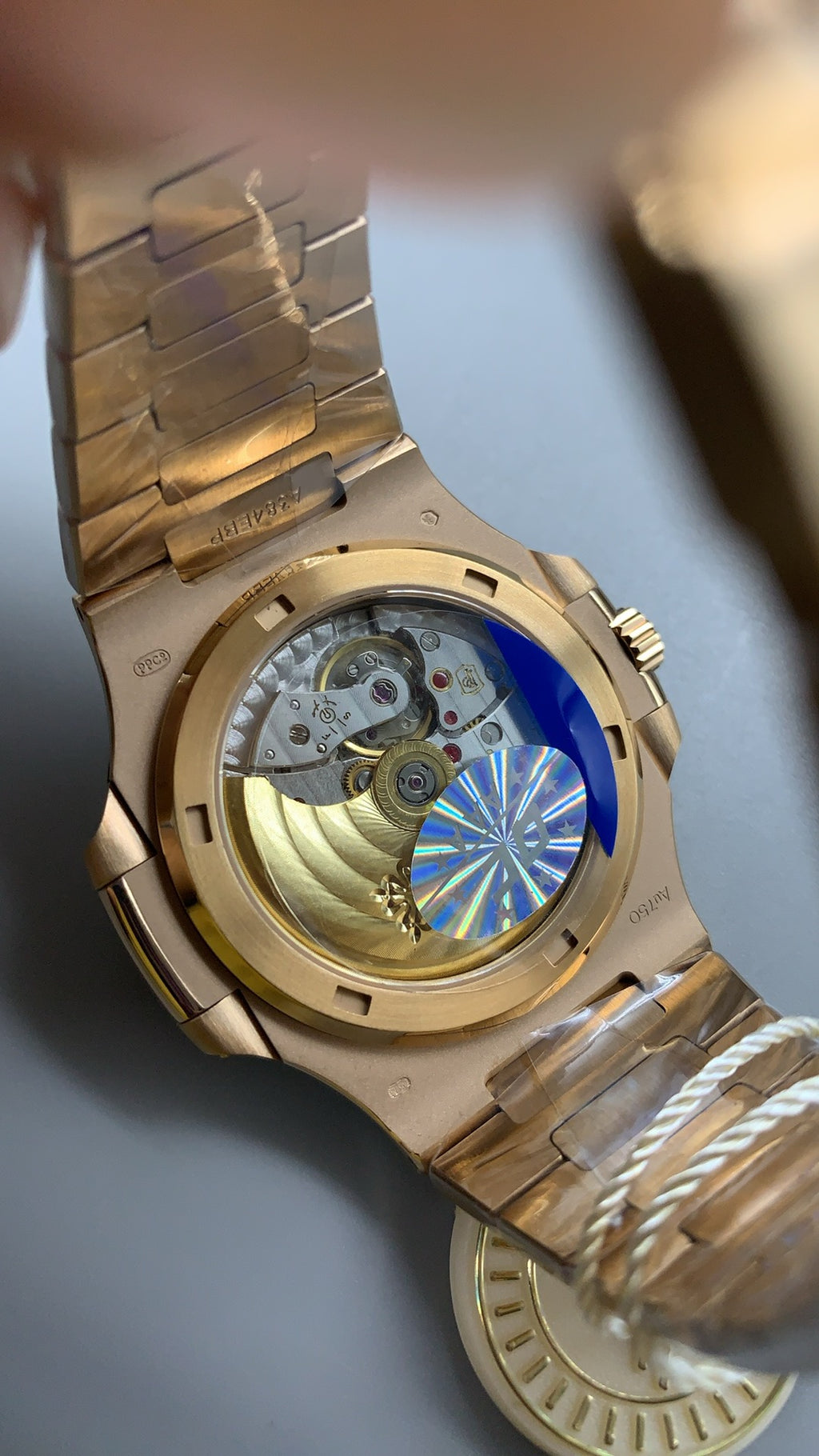 Patek Philippe Nautilus 5711 | 40MM | หน้าปัดสีขาวลายริ้ว | ตัวเรือนสแตนเลสเคลือบสีโรสโกลด์ PVD | กลไกอัตโนมัติ Cal.324 S C