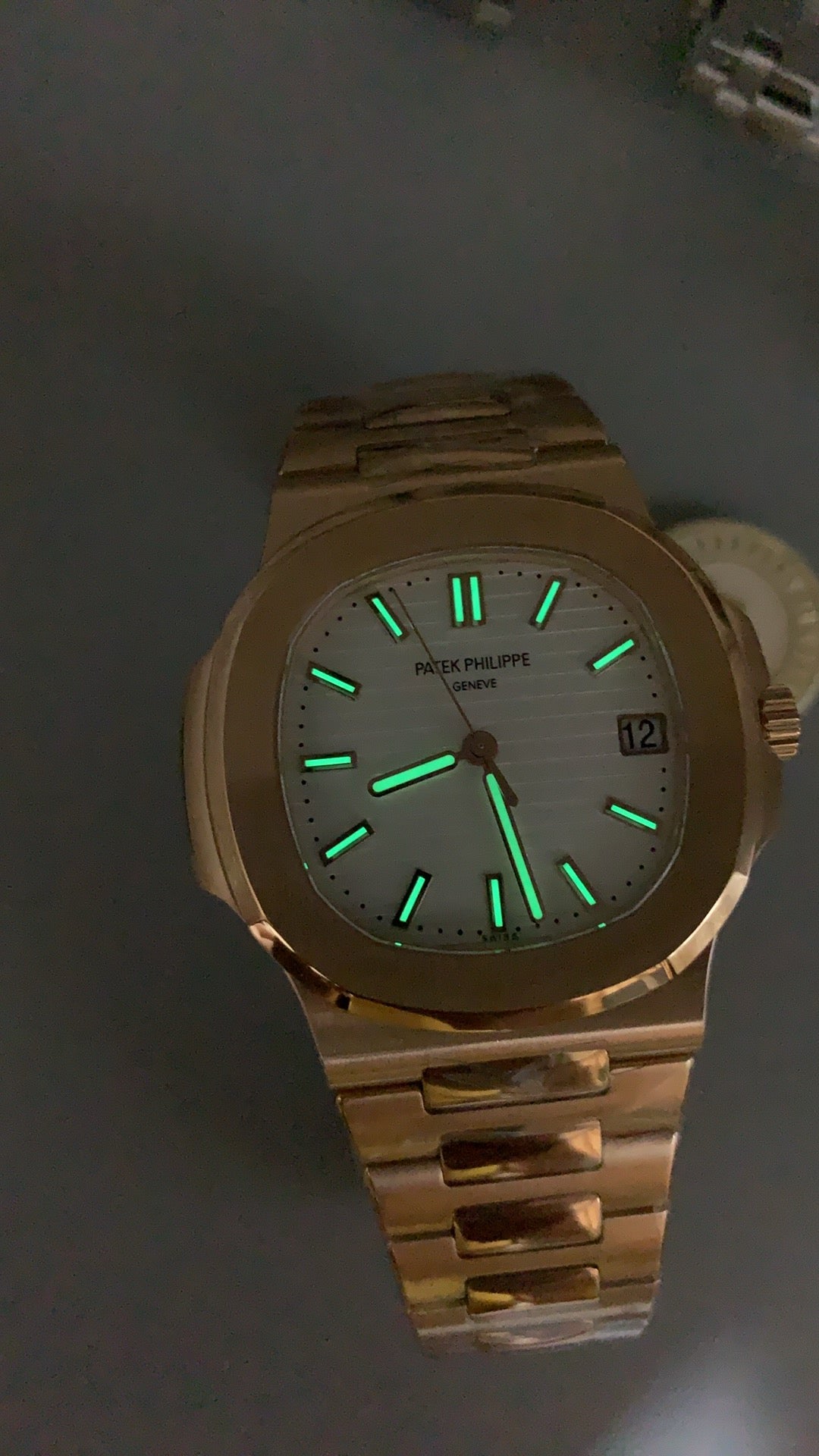 Patek Philippe Nautilus 5711 | 40MM | หน้าปัดสีขาวลายริ้ว | ตัวเรือนสแตนเลสเคลือบสีโรสโกลด์ PVD | กลไกอัตโนมัติ Cal.324 S C