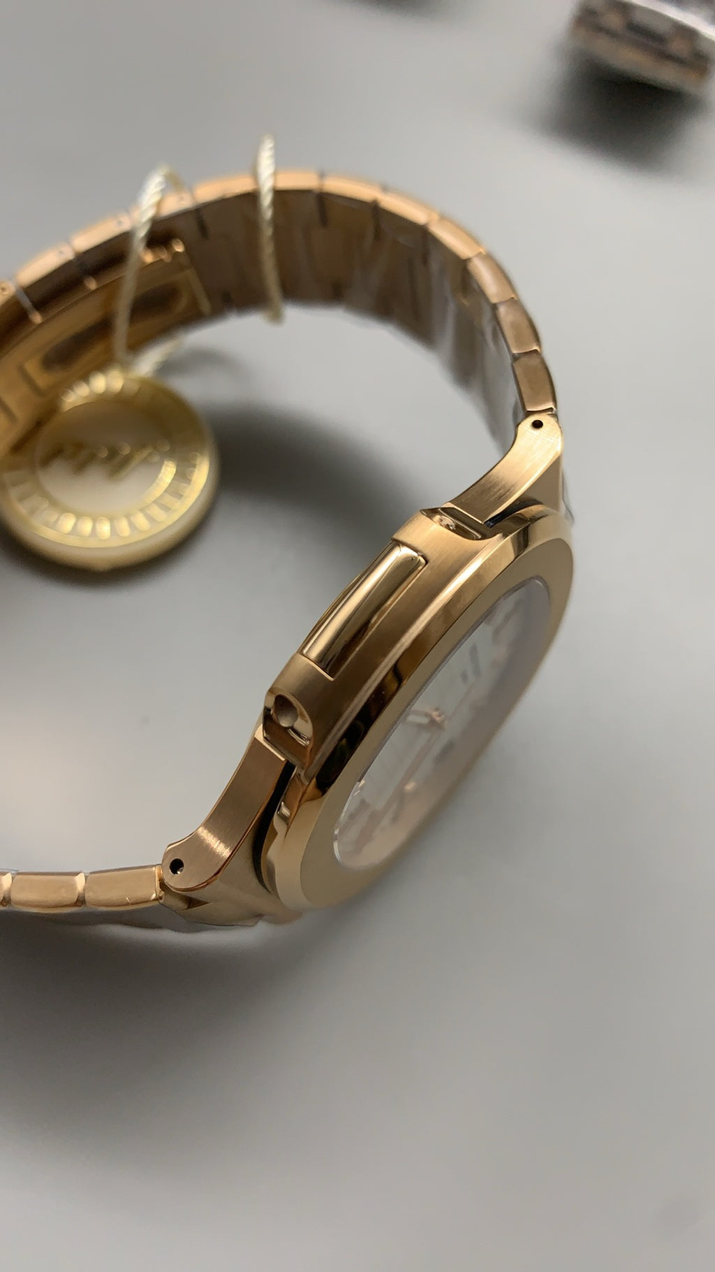 Patek Philippe Nautilus 5711 | 40MM | หน้าปัดสีขาวลายริ้ว | ตัวเรือนสแตนเลสเคลือบสีโรสโกลด์ PVD | กลไกอัตโนมัติ Cal.324 S C