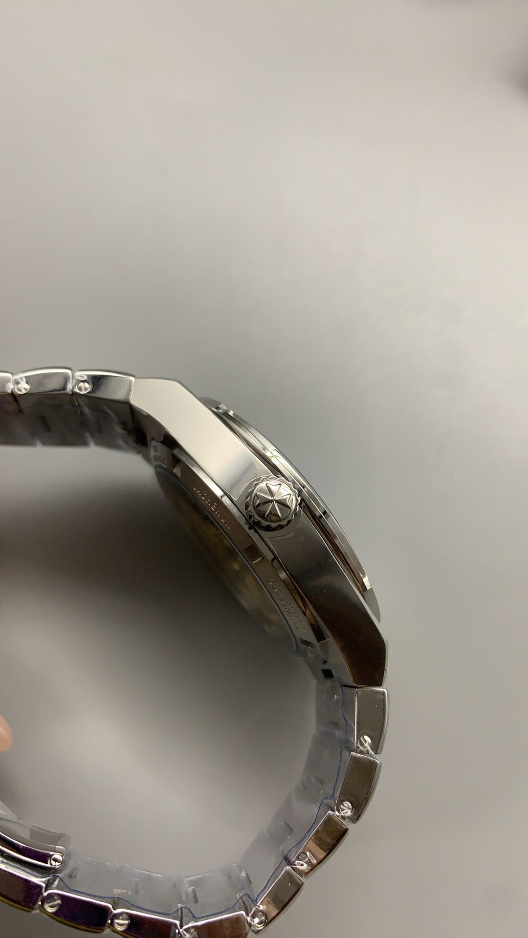 Vacheron Constantin Overseas 4500V | 41MM | ตัวเรือนสแตนเลสสตีล | ฟังก์ชันวันที่ | หน้าปัดสีน้ำเงิน | สายเหล็กสแตนเลส | กลไกอัตโนมัติ Cal.5100