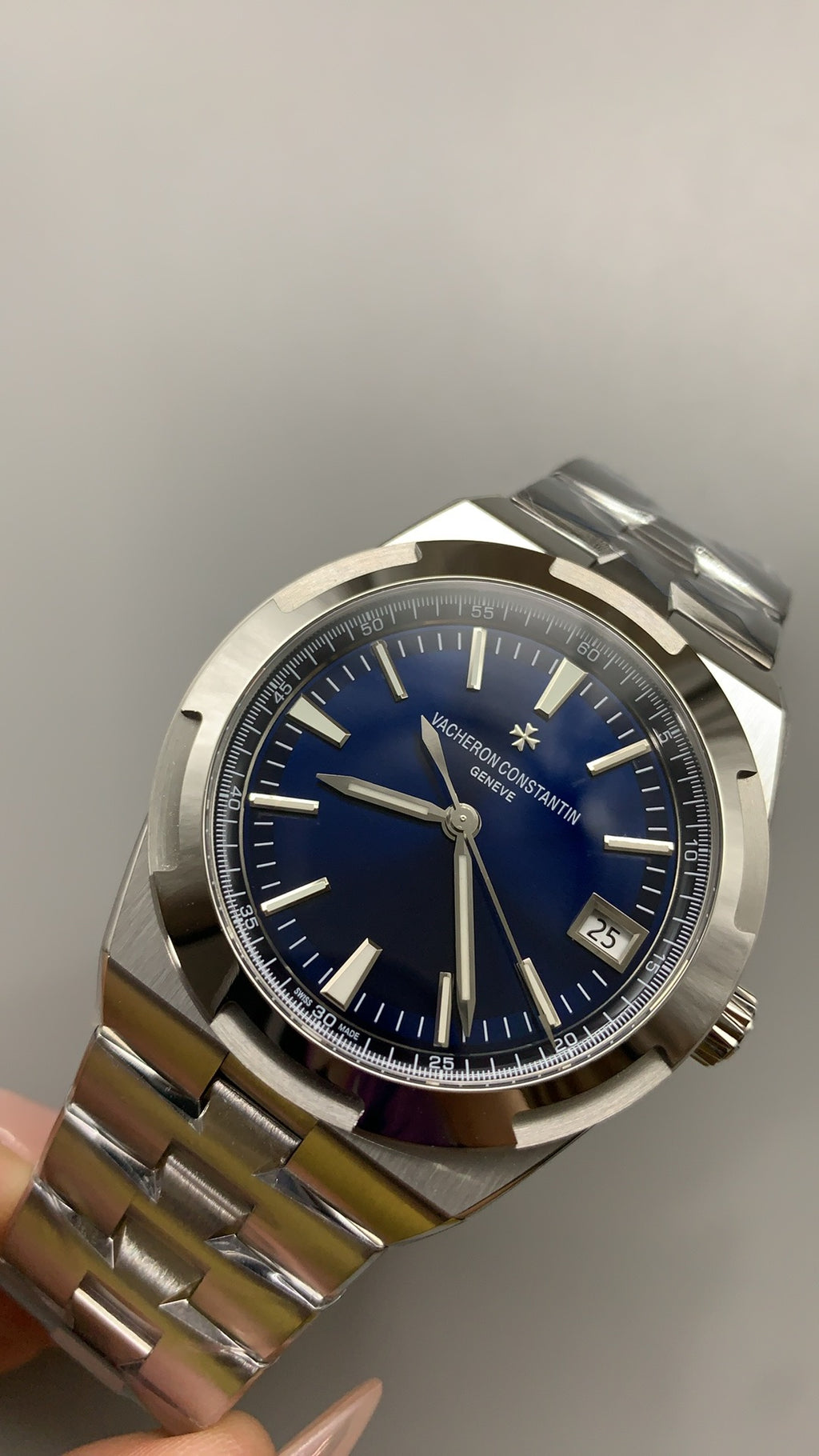 Vacheron Constantin Overseas 4500V | 41MM | ตัวเรือนสแตนเลสสตีล | ฟังก์ชันวันที่ | หน้าปัดสีน้ำเงิน | สายเหล็กสแตนเลส | กลไกอัตโนมัติ Cal.5100