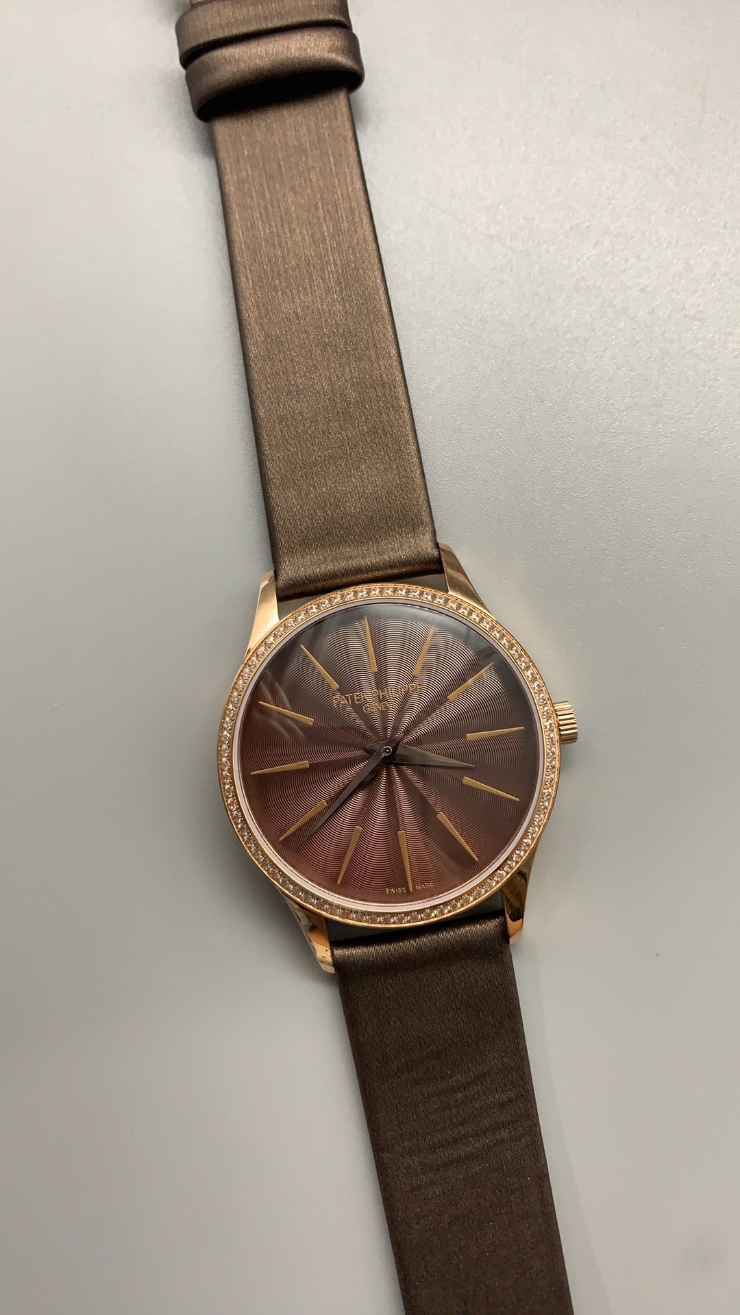 Patek Philippe Nautilus 5897 | 33MM | หน้าปัดเปลือกหอยมุก | ขอบประดับเพชร | กลไกอัตโนมัติ Cal.324 S C