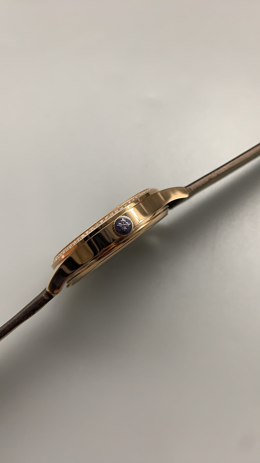 Patek Philippe Nautilus 5897 | 33MM | หน้าปัดเปลือกหอยมุก | ขอบประดับเพชร | กลไกอัตโนมัติ Cal.324 S C