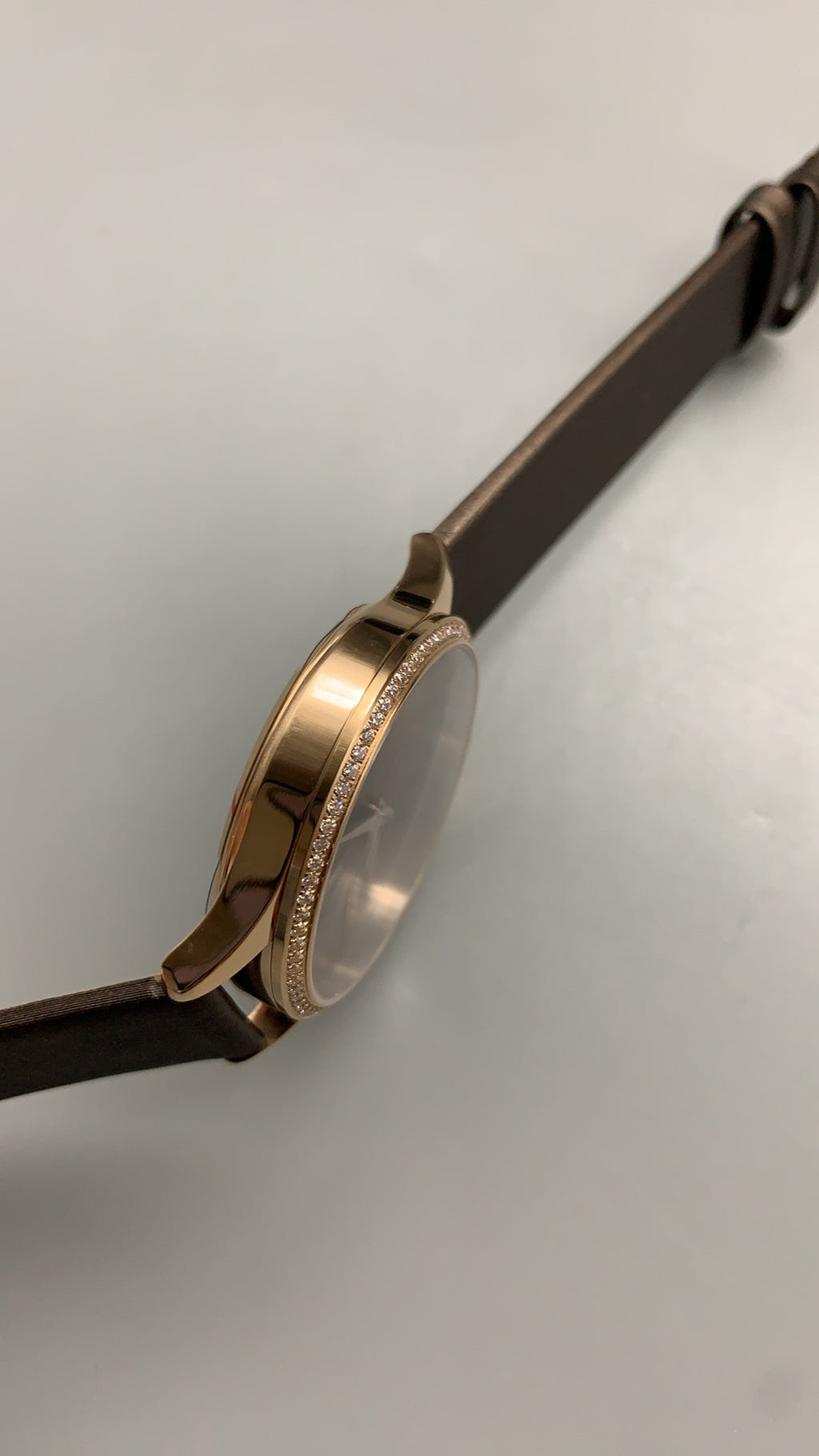 Patek Philippe Nautilus 5897 | 33MM | หน้าปัดเปลือกหอยมุก | ขอบประดับเพชร | กลไกอัตโนมัติ Cal.324 S C